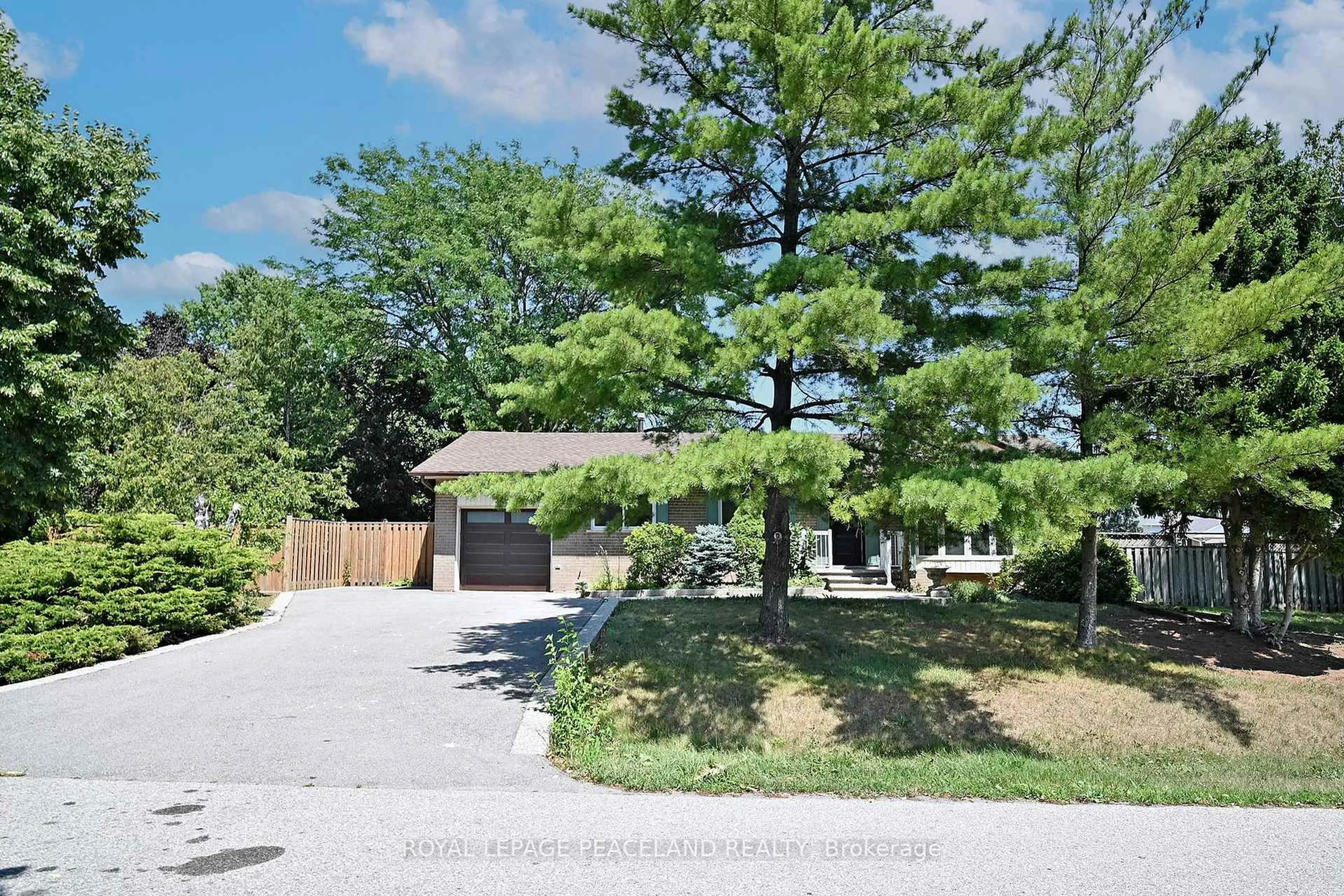 A pic from outside/outdoor area/front of a property/back of a property/a pic from drone, street for 1223 Redbank Cres, Oakville Ontario L6H 1Y4