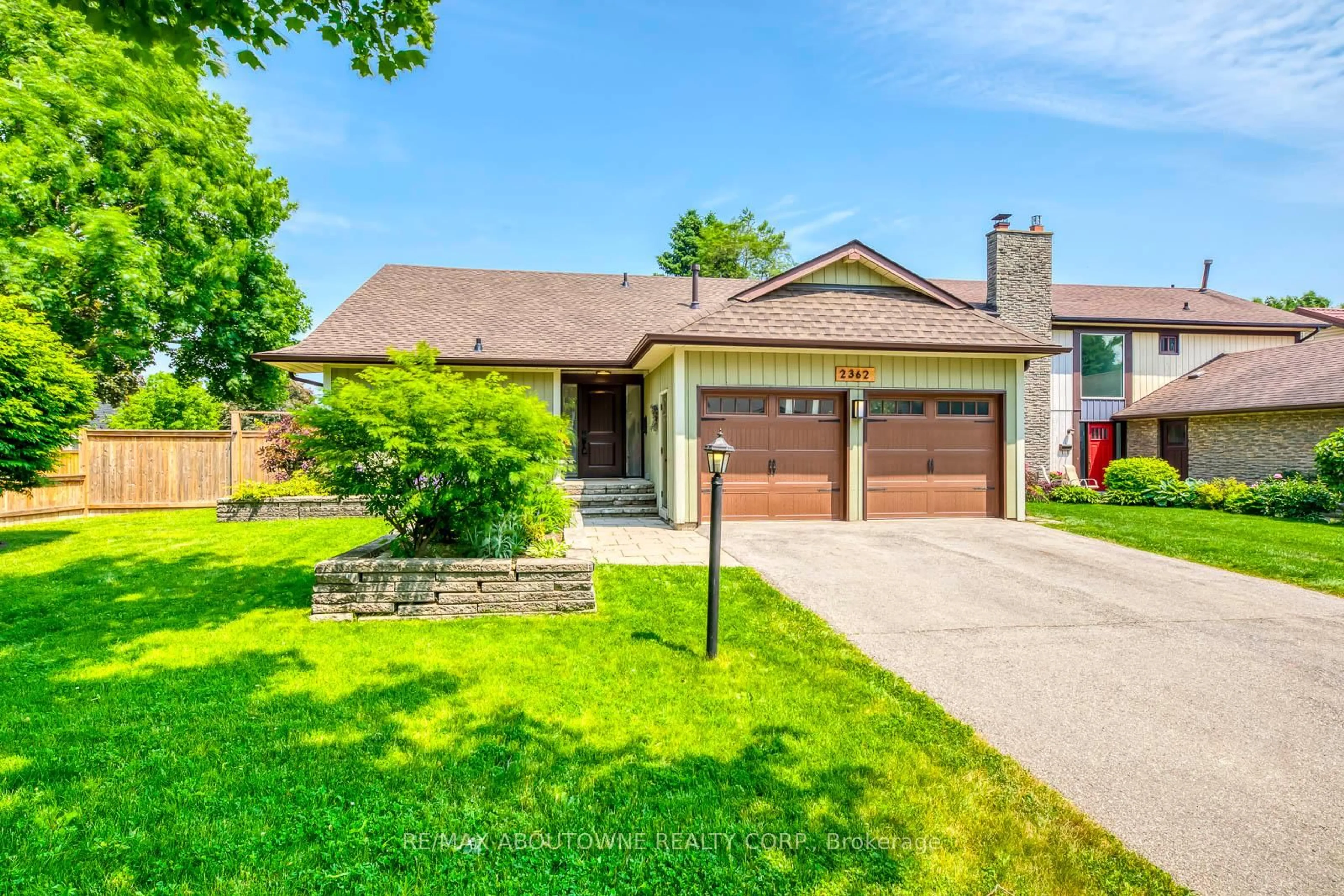 Home with brick exterior material, street for 2362 Sinclair Circ, Burlington Ontario L7P 3B3