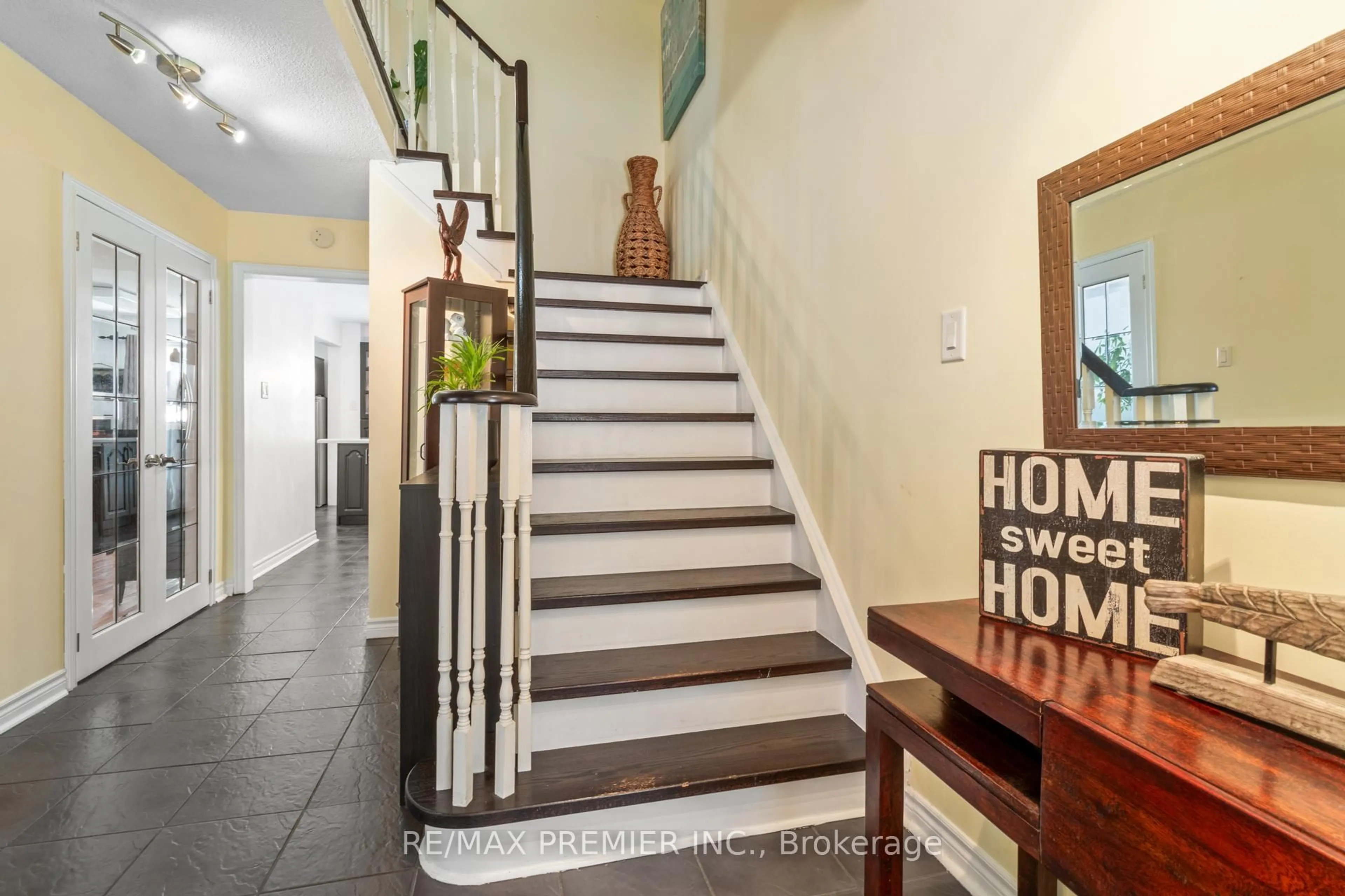 Indoor foyer for 26 Ecclestone Dr, Brampton Ontario L6X 3N7