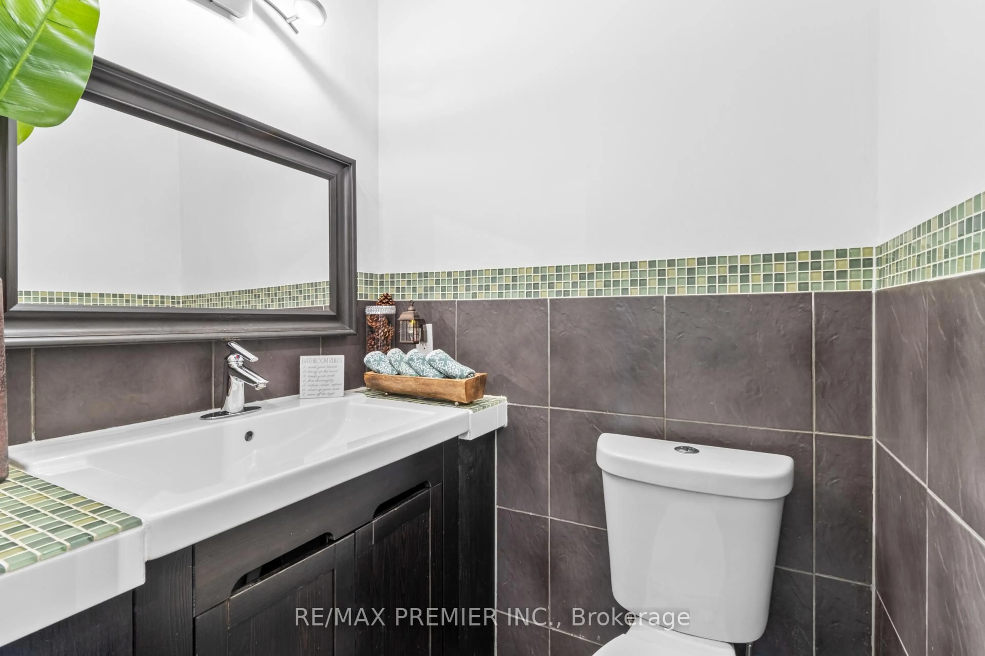 Standard bathroom, ceramic/tile floor for 26 Ecclestone Dr, Brampton Ontario L6X 3N7