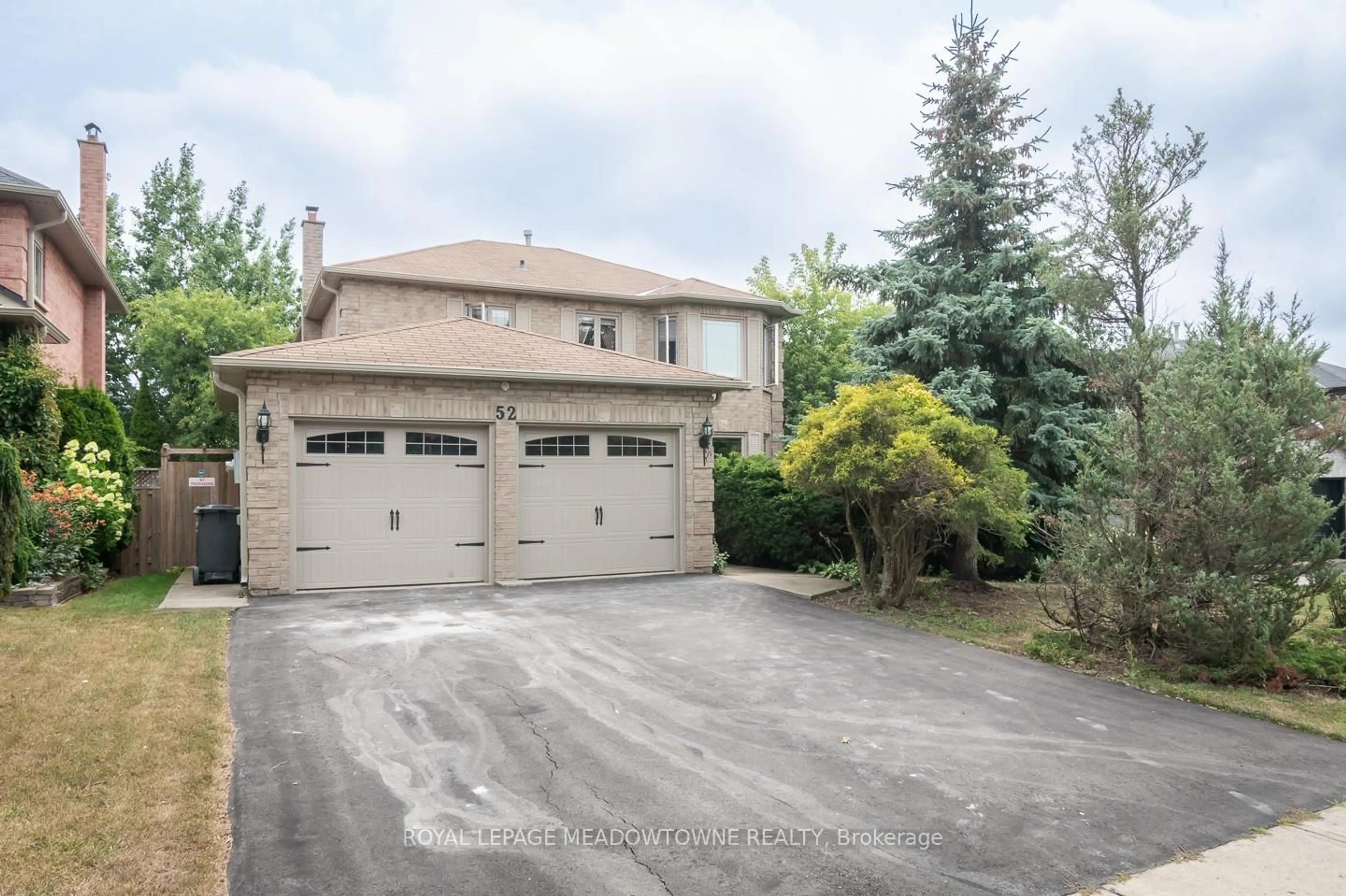 A pic from outside/outdoor area/front of a property/back of a property/a pic from drone, street for 52 River Oaks Blvd, Oakville Ontario L6H 4C3
