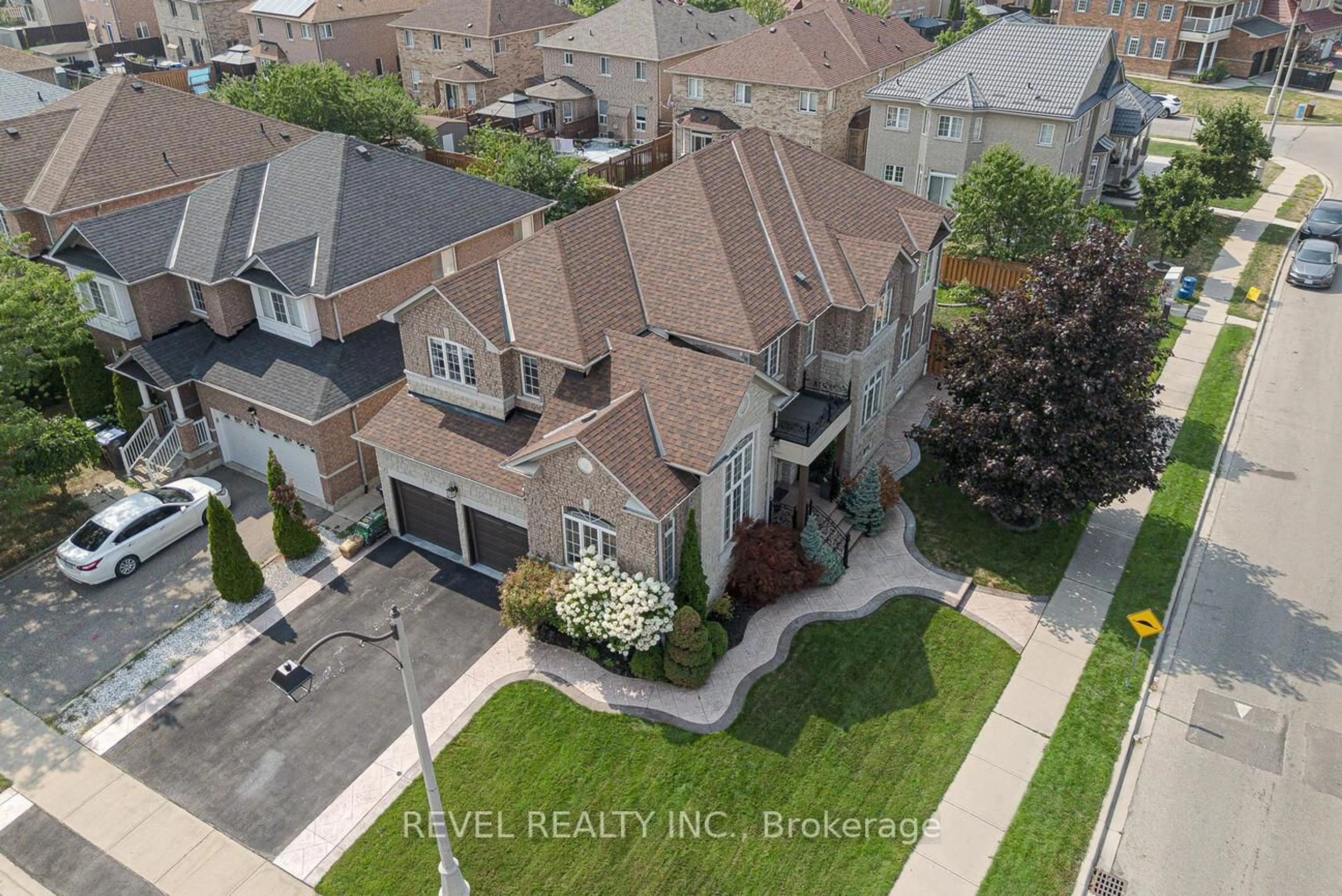 A pic from outside/outdoor area/front of a property/back of a property/a pic from drone, street for 56 Redwillow Rd, Brampton Ontario L6P 2B2