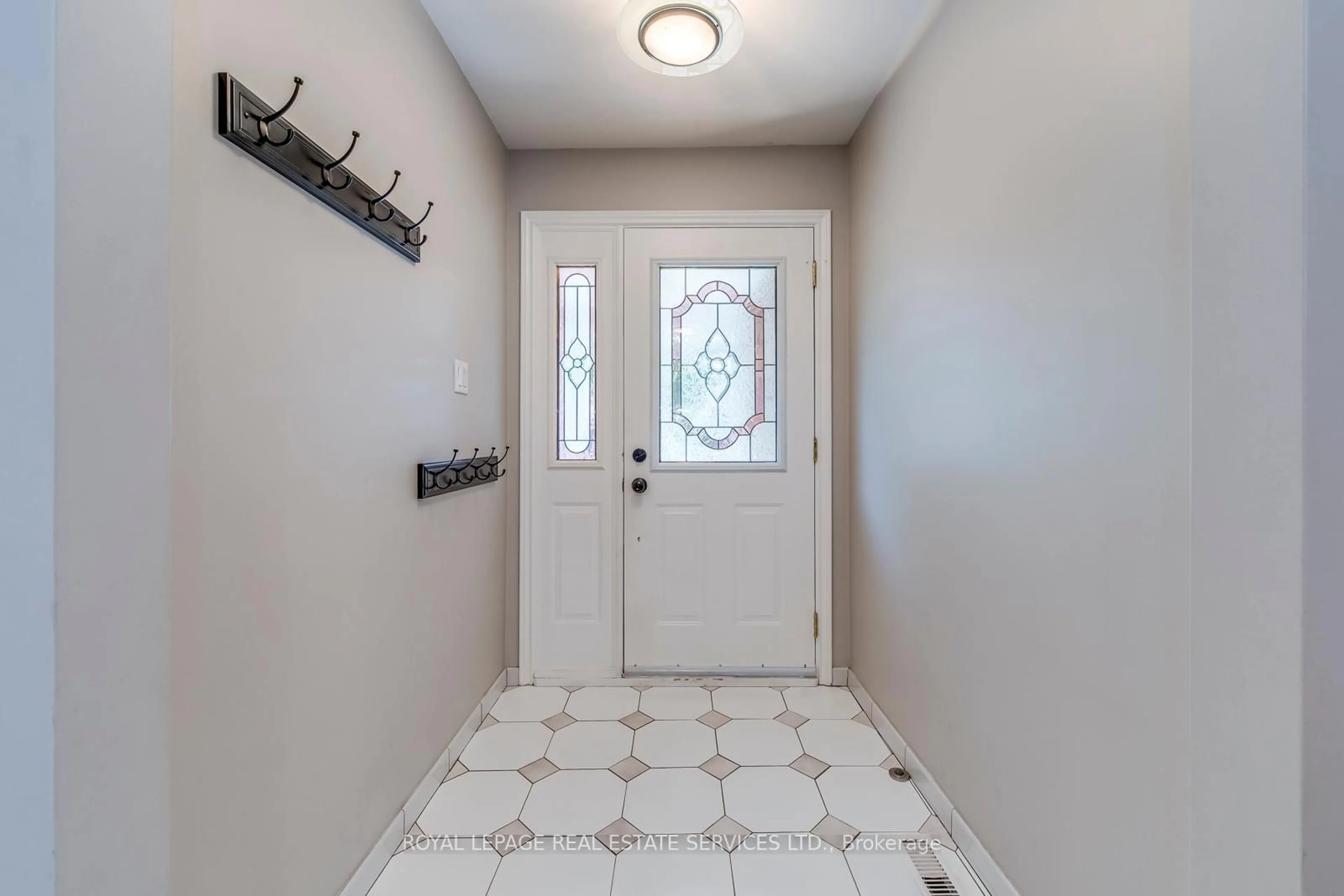 Indoor entryway for 317 Ulric Cres, Oakville Ontario L6K 3R3
