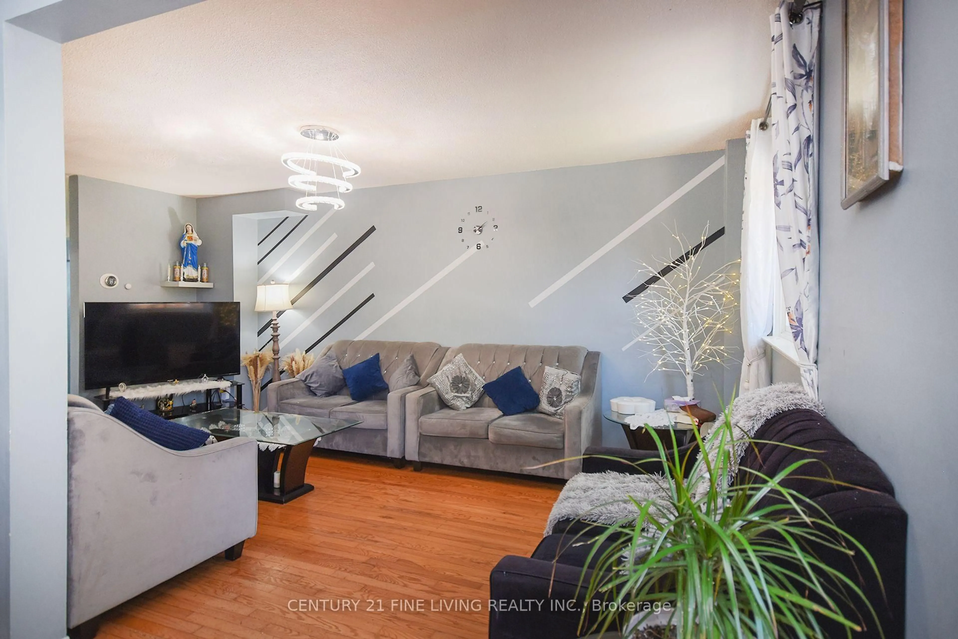 Living room with furniture, unknown for 2700 Battleford Rd #34, Mississauga Ontario L5N 2S7