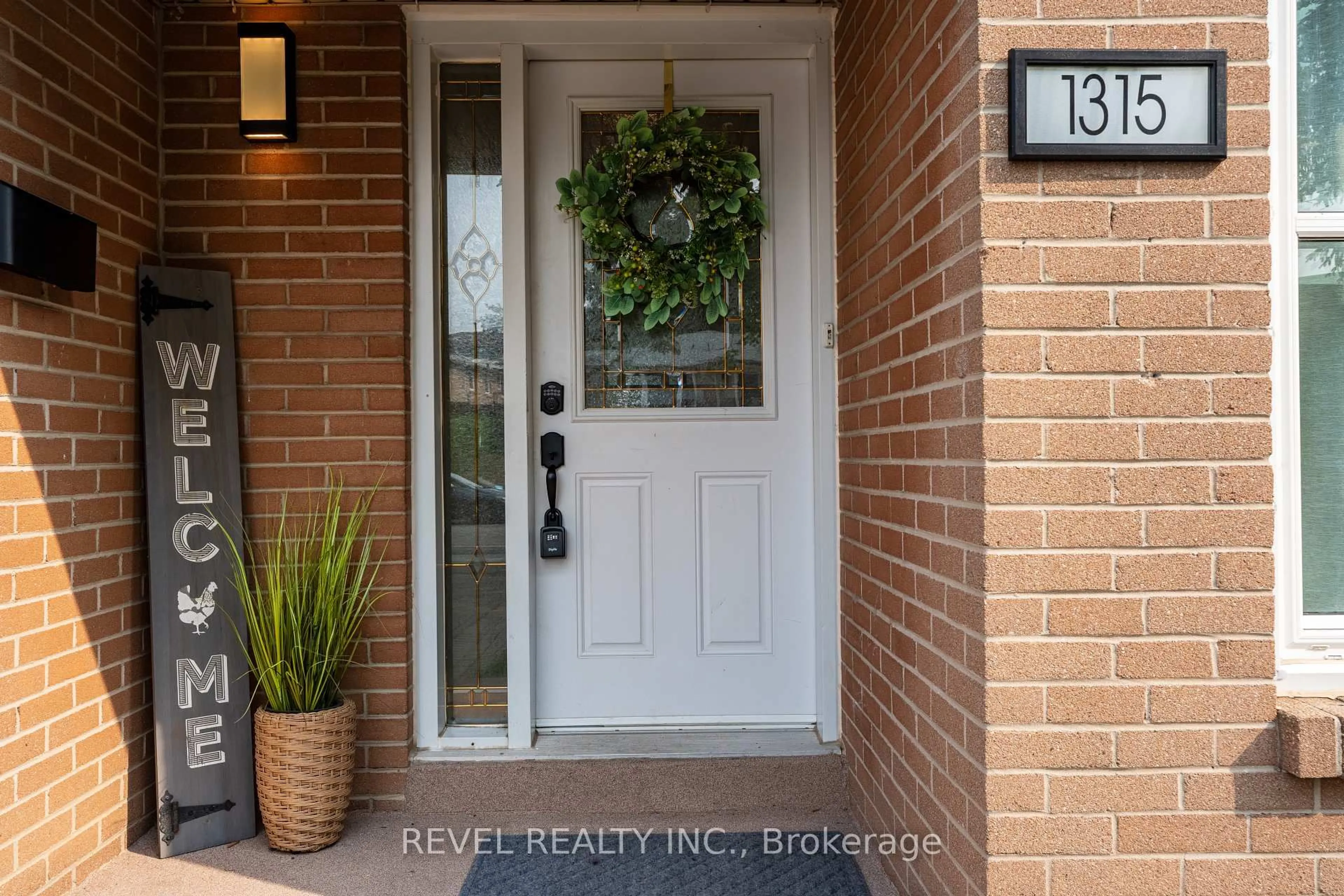 Indoor entryway for 1315 Playford Rd, Mississauga Ontario L5J 3V9