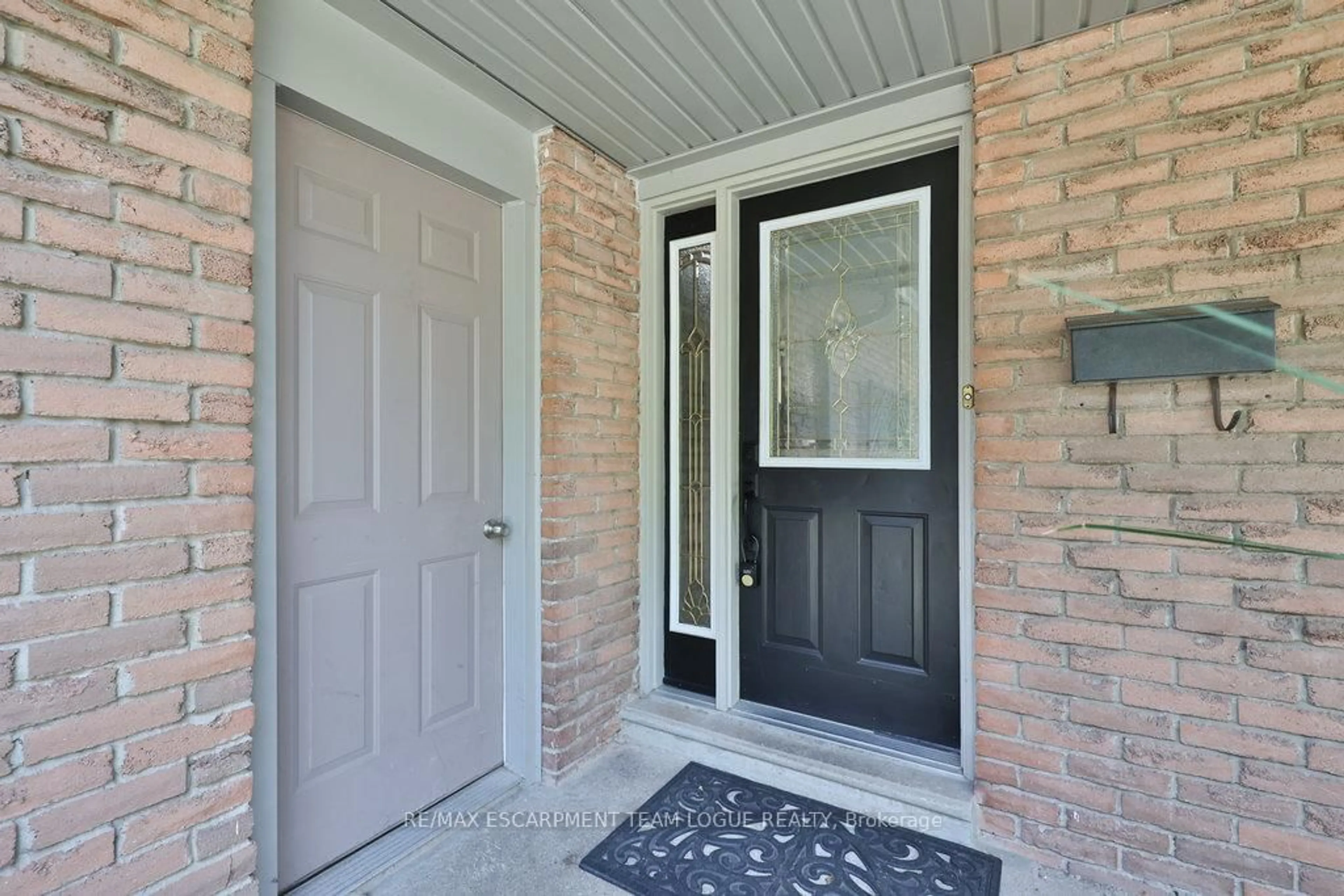 Indoor entryway for 3101 BENTWORTH Dr, Burlington Ontario L7M 1V9