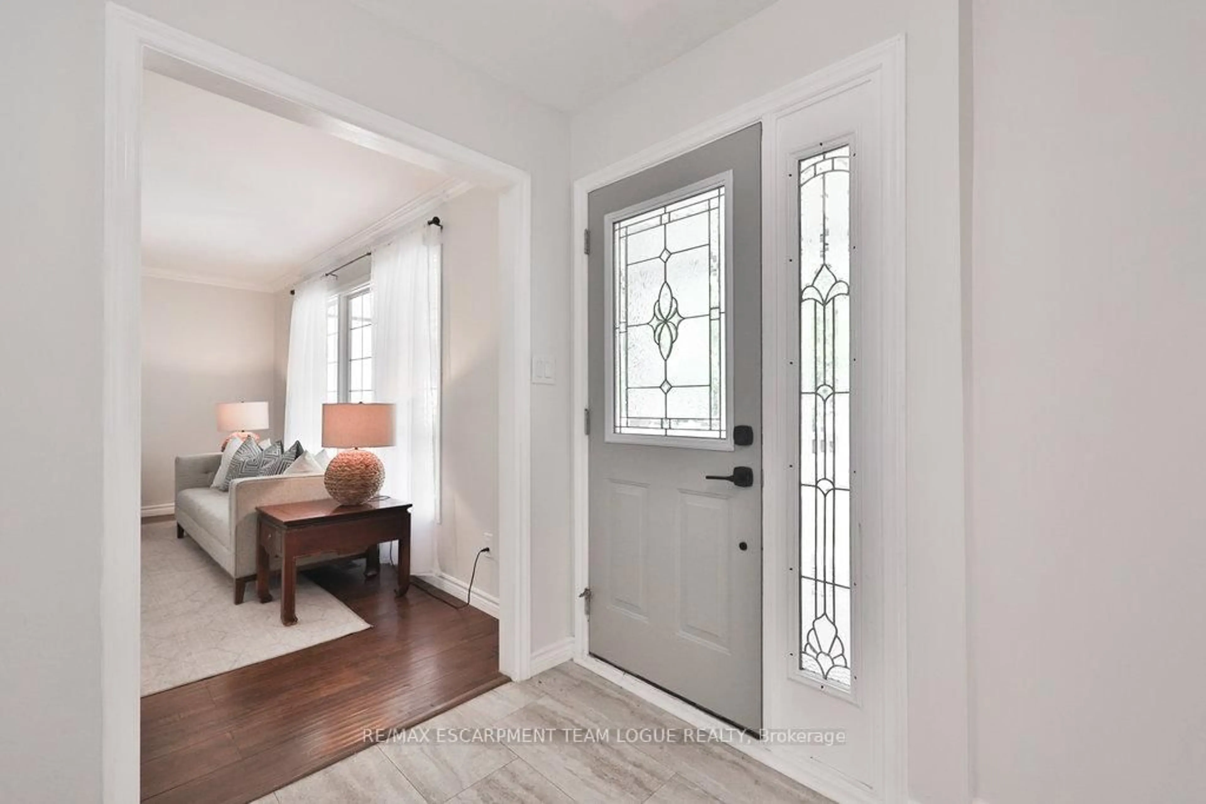 Indoor entryway for 3101 BENTWORTH Dr, Burlington Ontario L7M 1V9