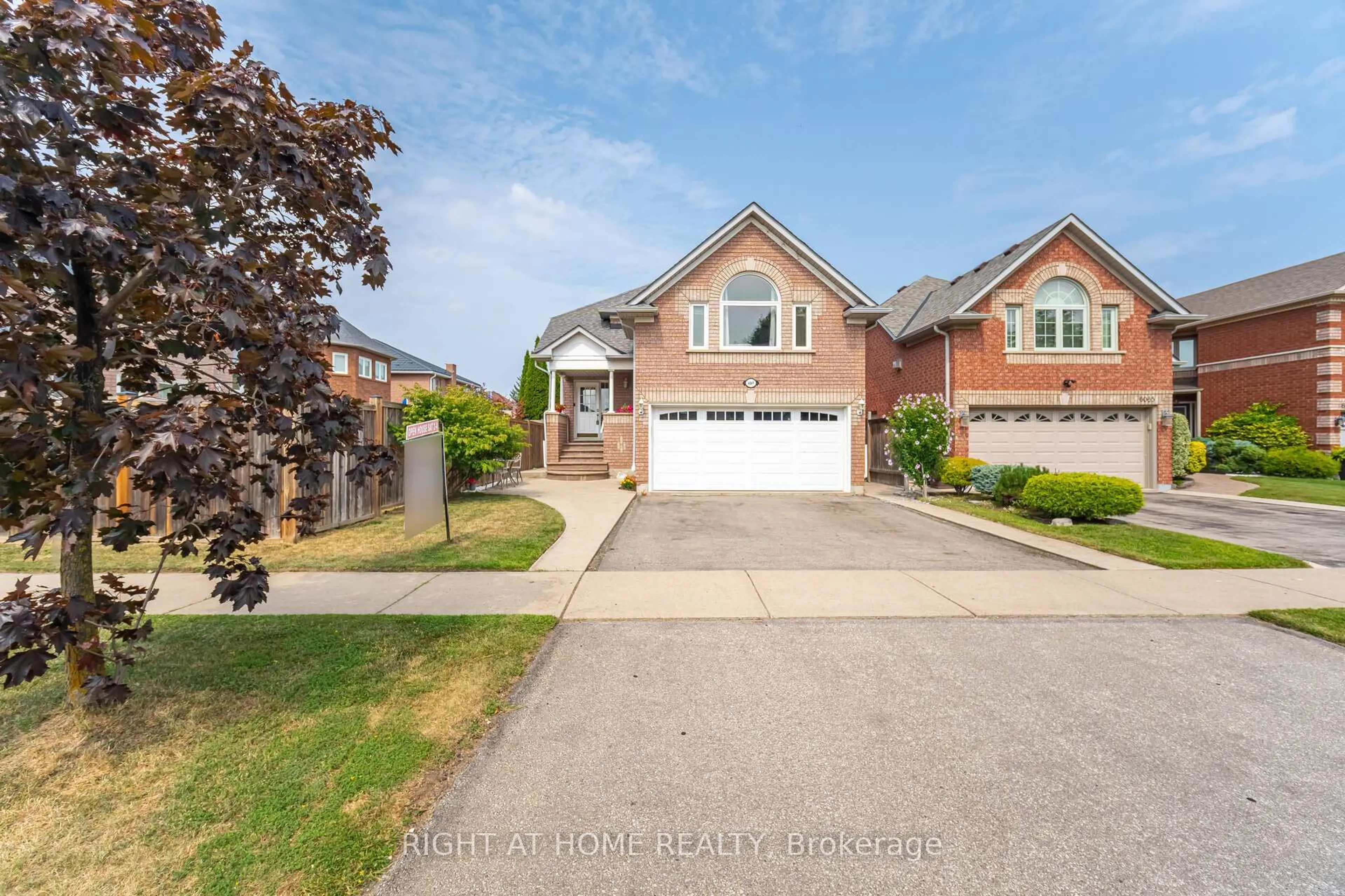 A pic from outside/outdoor area/front of a property/back of a property/a pic from drone, street for 6069 Maple Gate Circ, Mississauga Ontario L5N 7B1
