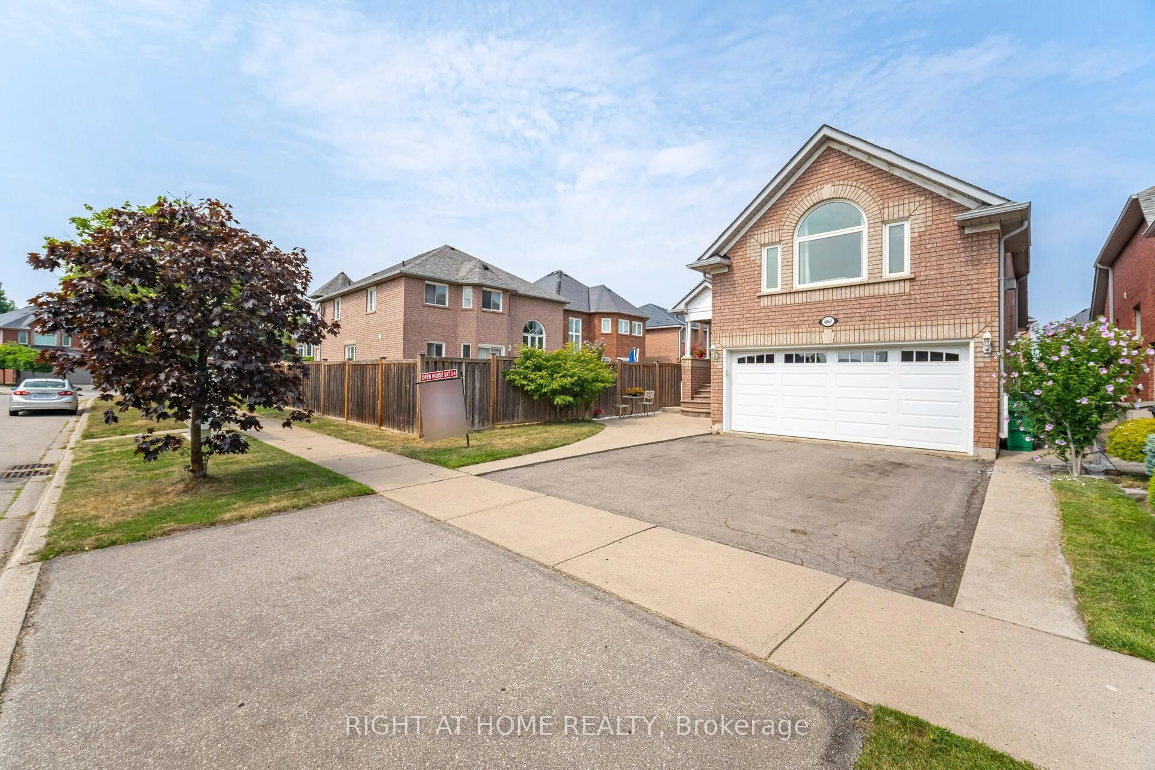 A pic from outside/outdoor area/front of a property/back of a property/a pic from drone, street for 6069 Maple Gate Circ, Mississauga Ontario L5N 7B1