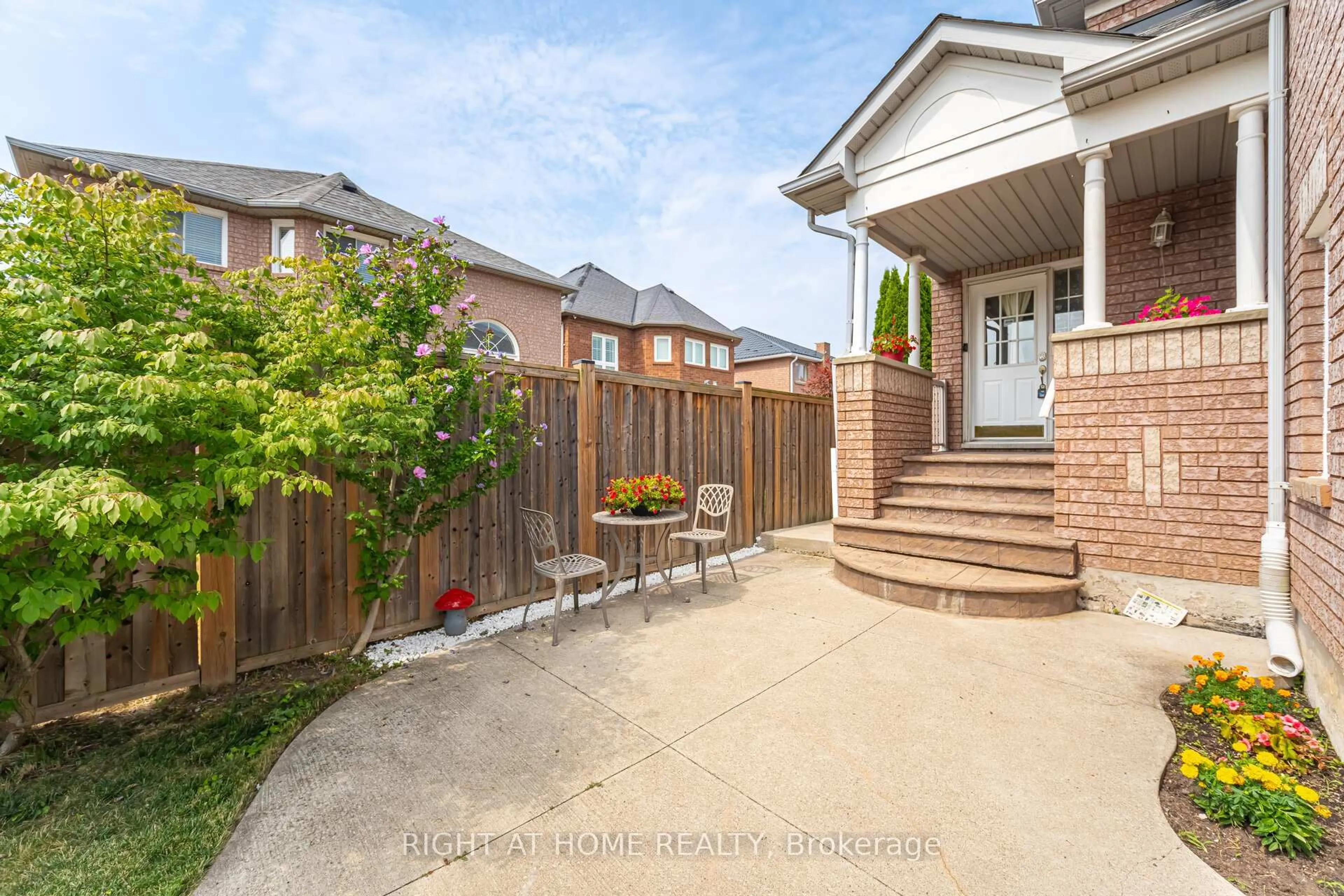 Patio, street for 6069 Maple Gate Circ, Mississauga Ontario L5N 7B1