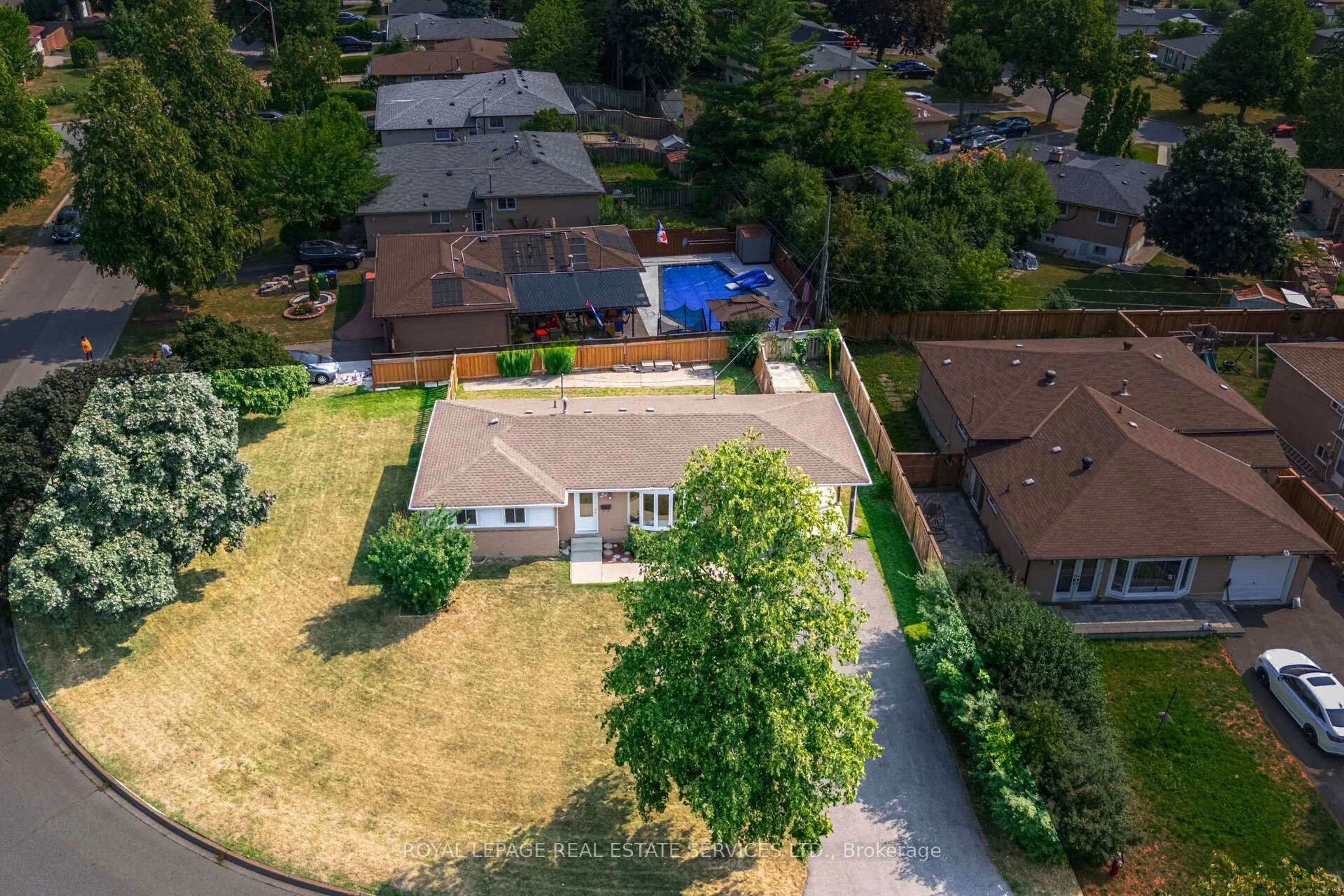 A pic from outside/outdoor area/front of a property/back of a property/a pic from drone, street for 24 Belmont Dr, Brampton Ontario L6T 2K3