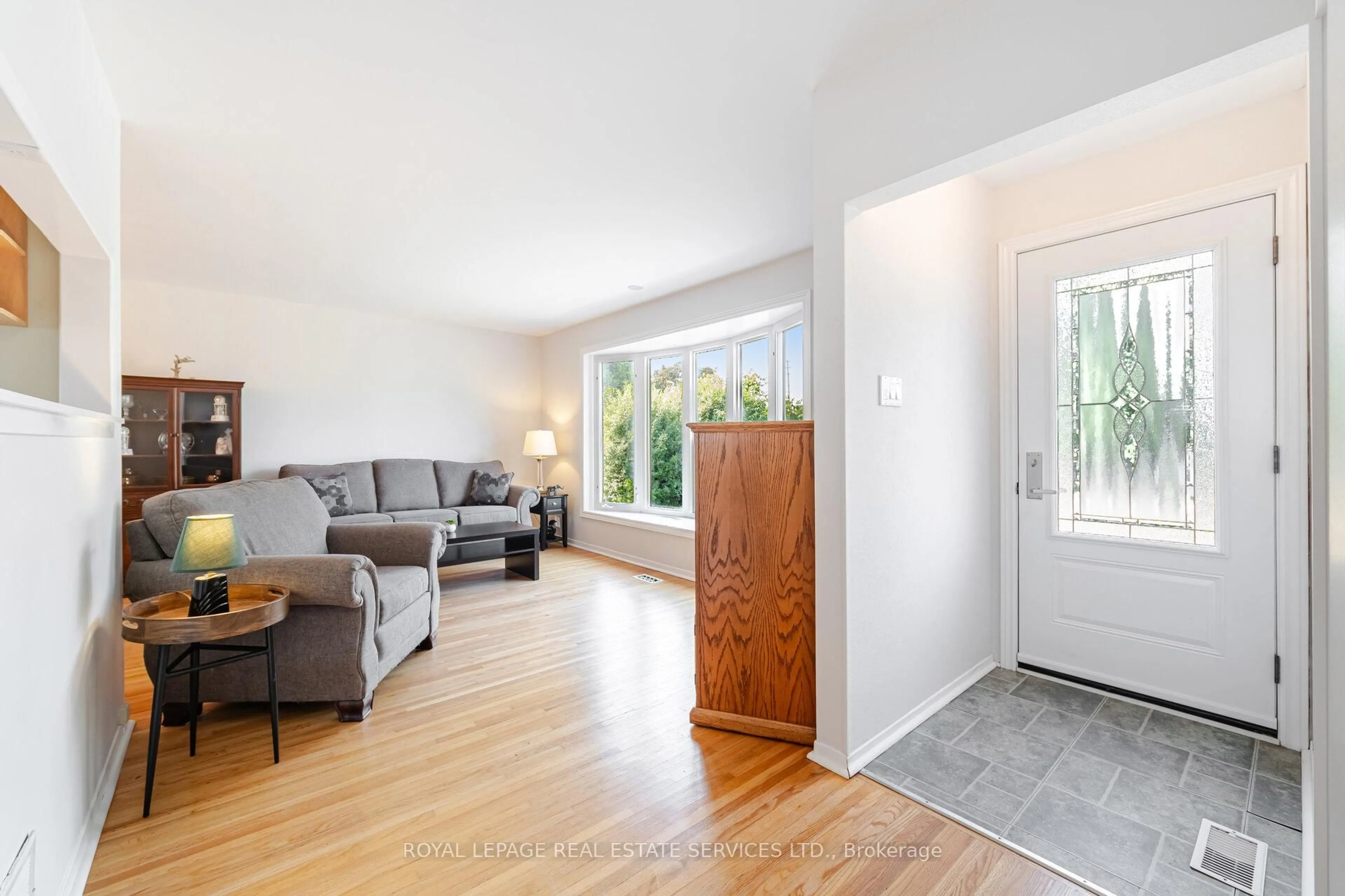 Indoor entryway for 24 Belmont Dr, Brampton Ontario L6T 2K3
