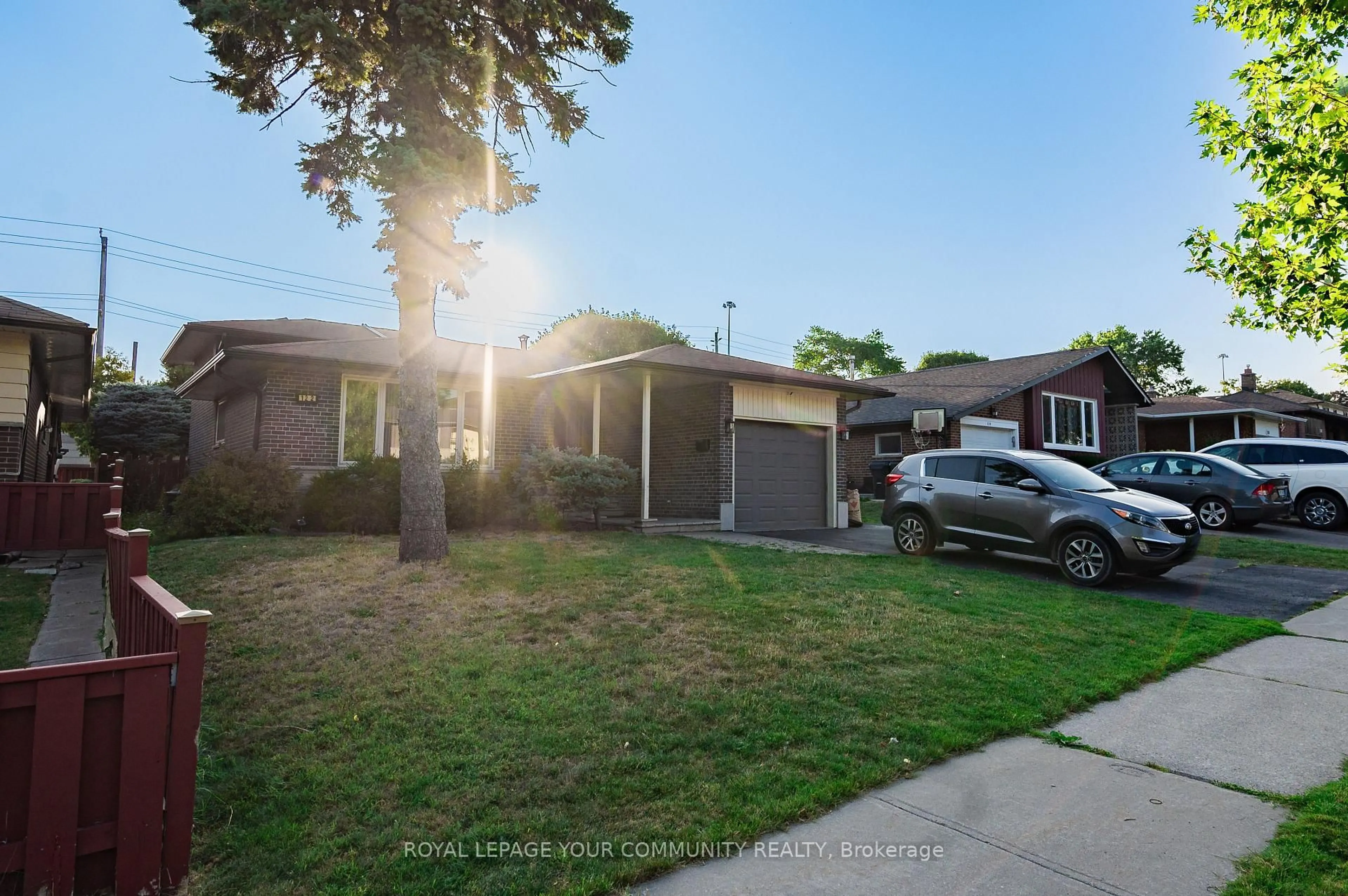 A pic from outside/outdoor area/front of a property/back of a property/a pic from drone, street for 122 Beaver Bend Cres, Toronto Ontario M9B 5S1
