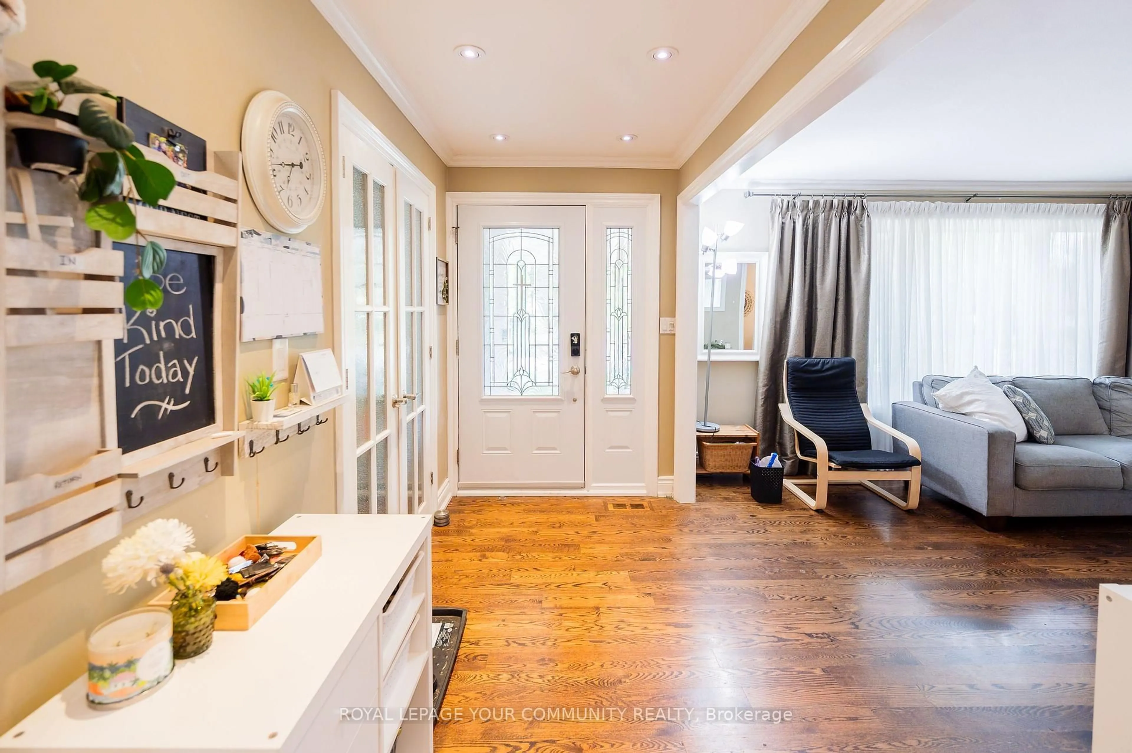Indoor entryway for 122 Beaver Bend Cres, Toronto Ontario M9B 5S1