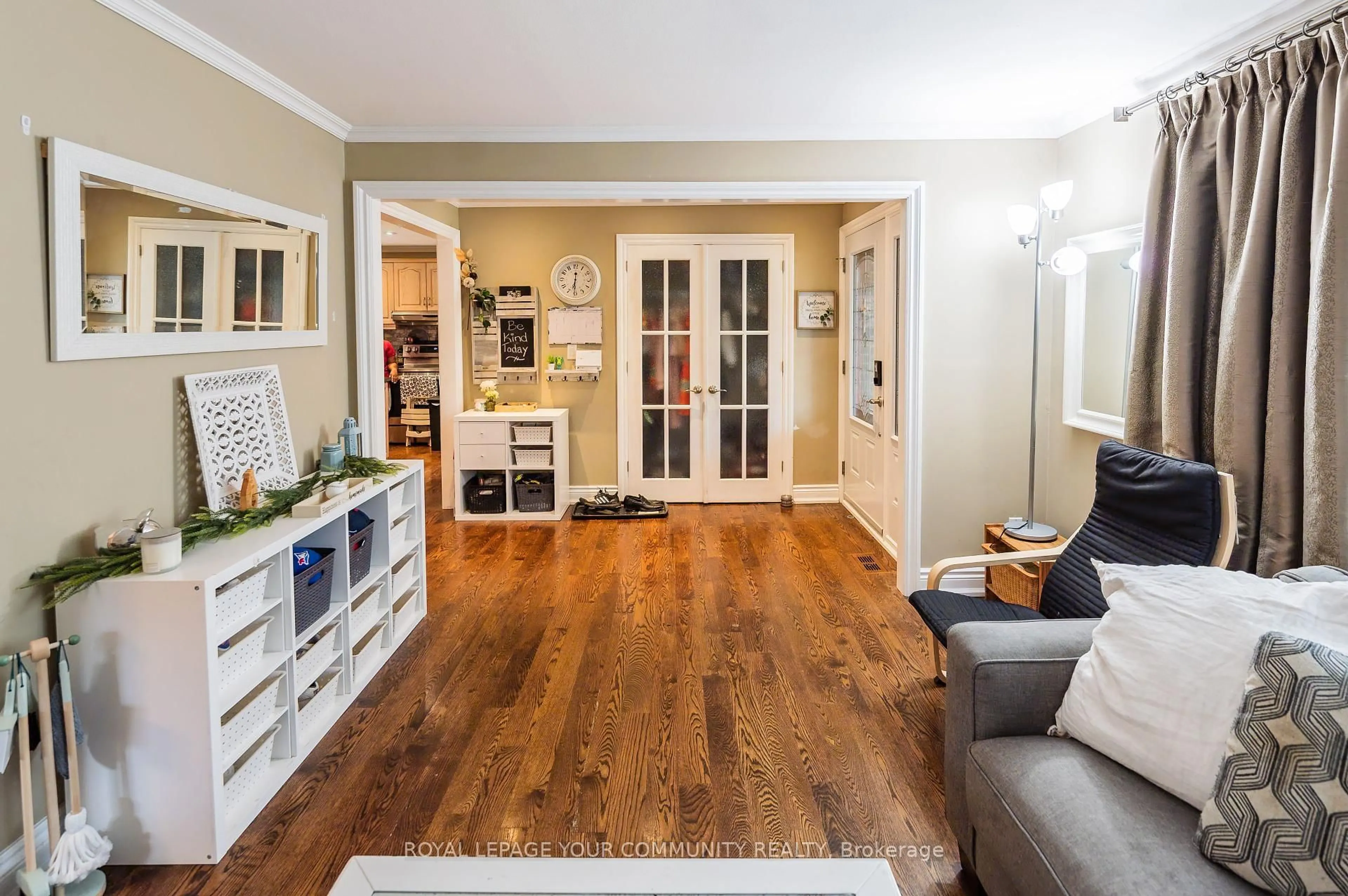 Living room with furniture, wood/laminate floor for 122 Beaver Bend Cres, Toronto Ontario M9B 5S1