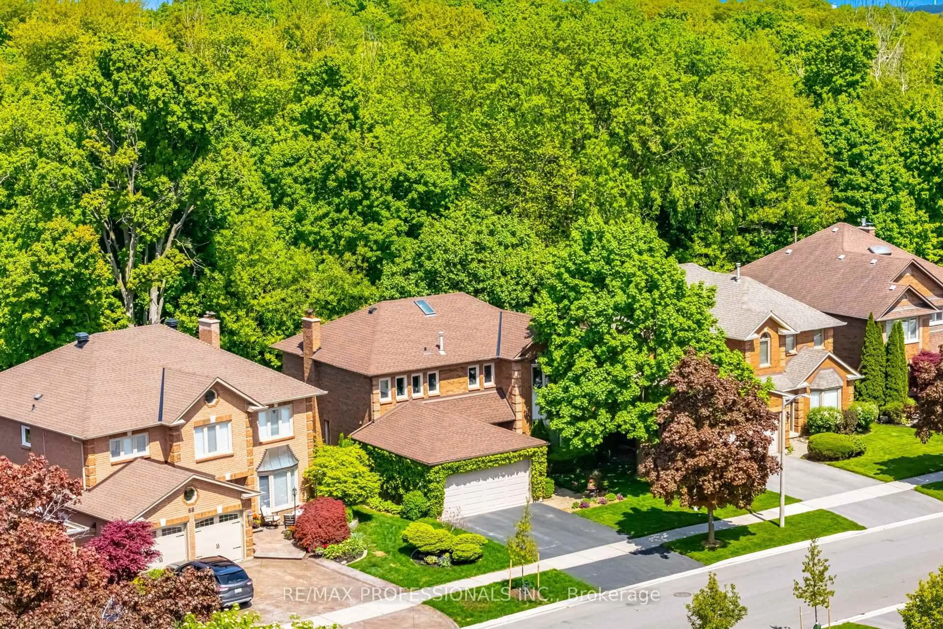 A pic from outside/outdoor area/front of a property/back of a property/a pic from drone, street for 70 Kenpark Ave, Brampton Ontario L6Z 3L3