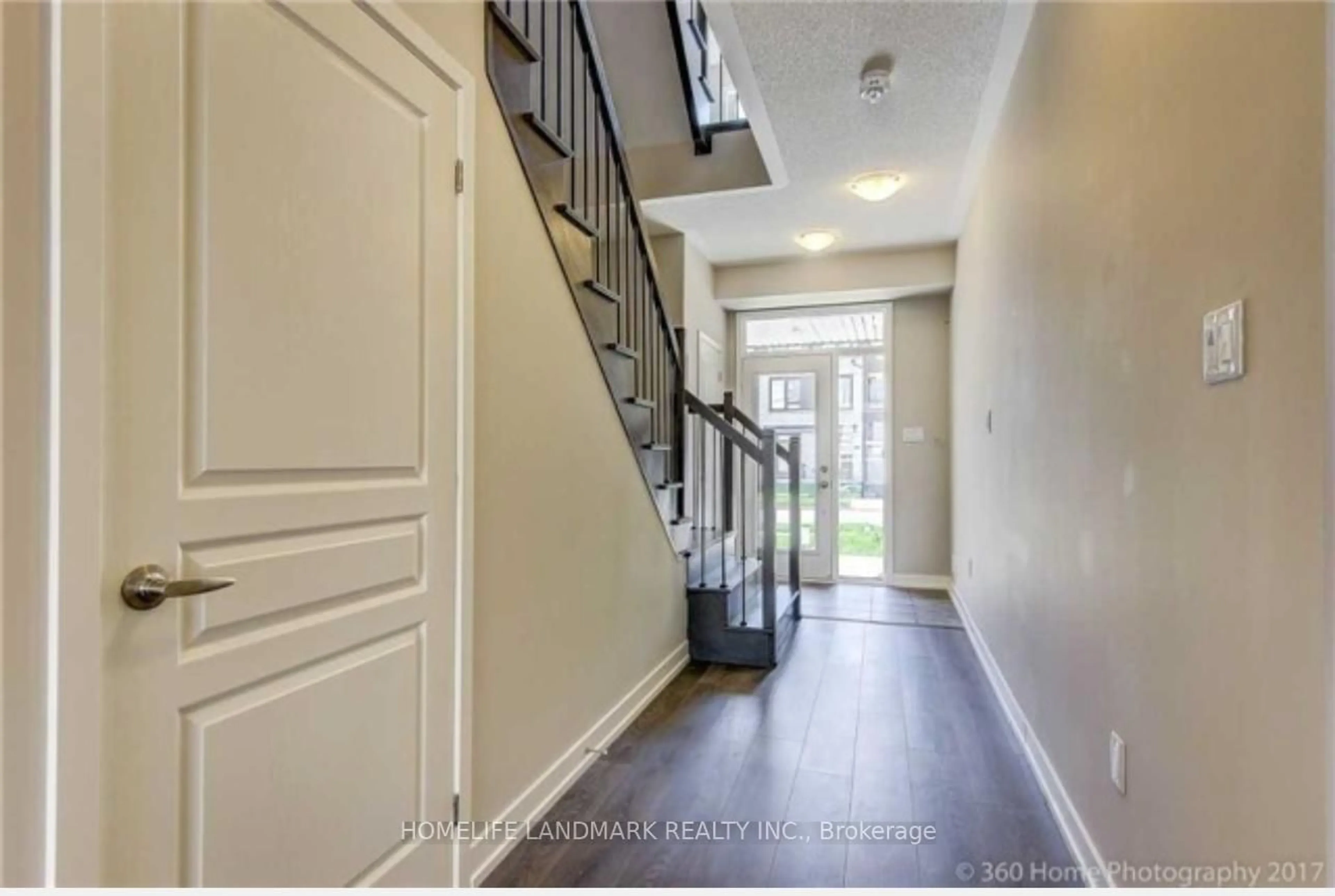 Indoor entryway for 302 Squire Cres, Oakville Ontario L6H 0L7