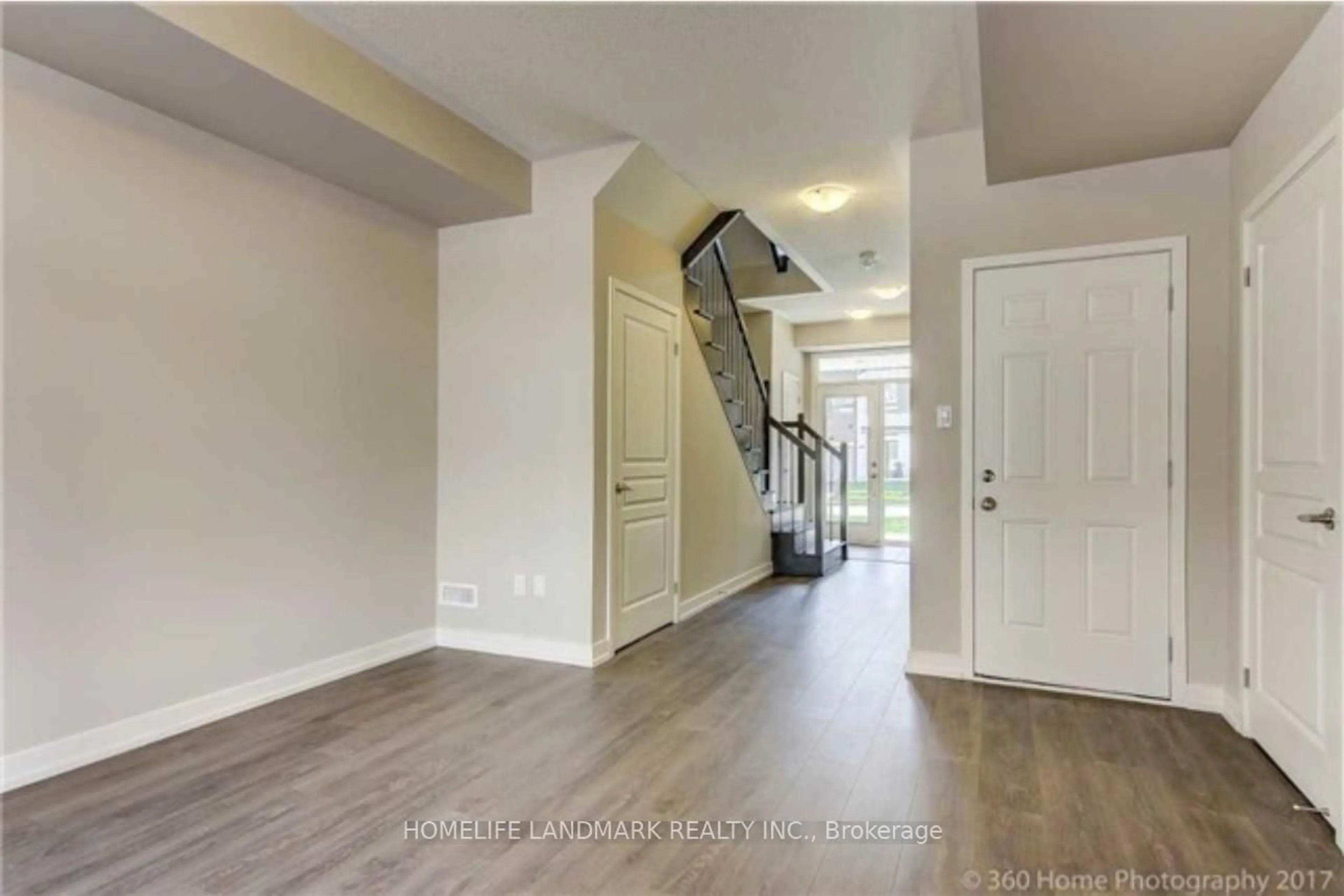 Indoor entryway for 302 Squire Cres, Oakville Ontario L6H 0L7