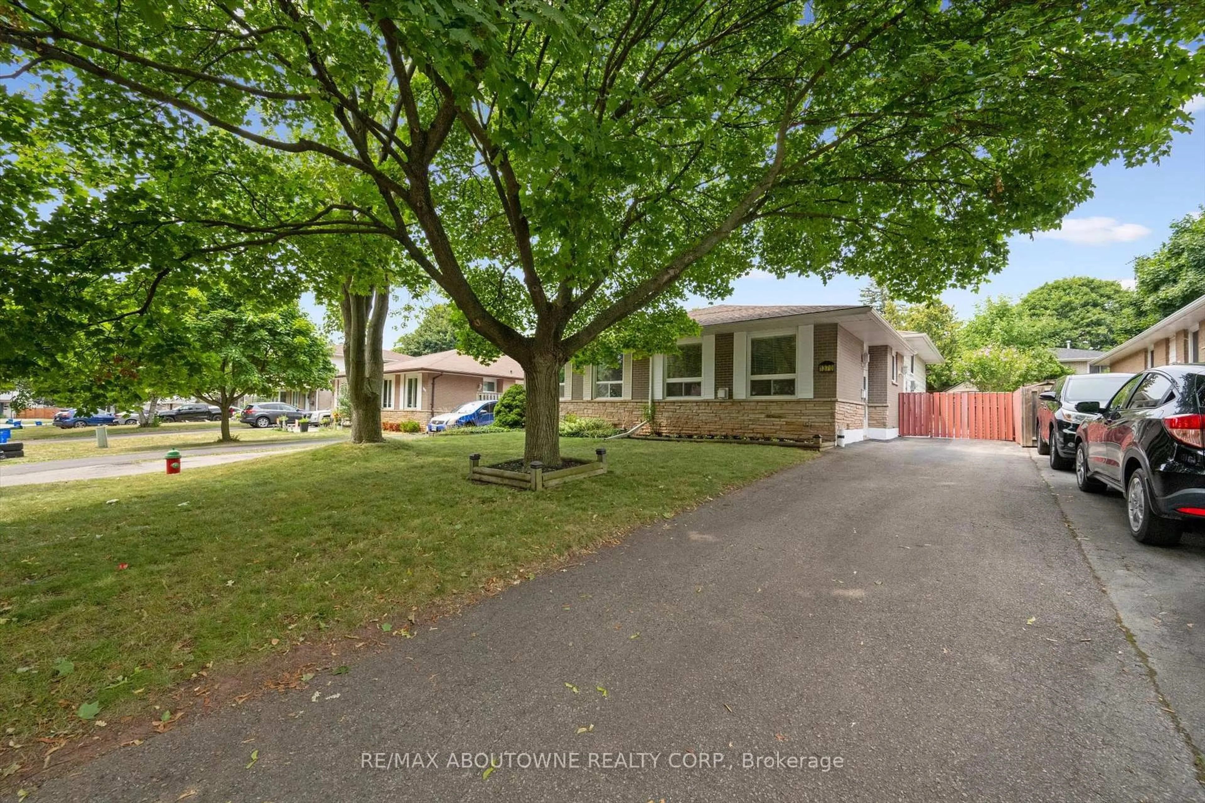 A pic from outside/outdoor area/front of a property/back of a property/a pic from drone, street for 1370 Roylen Rd, Oakville Ontario L6H 1V4