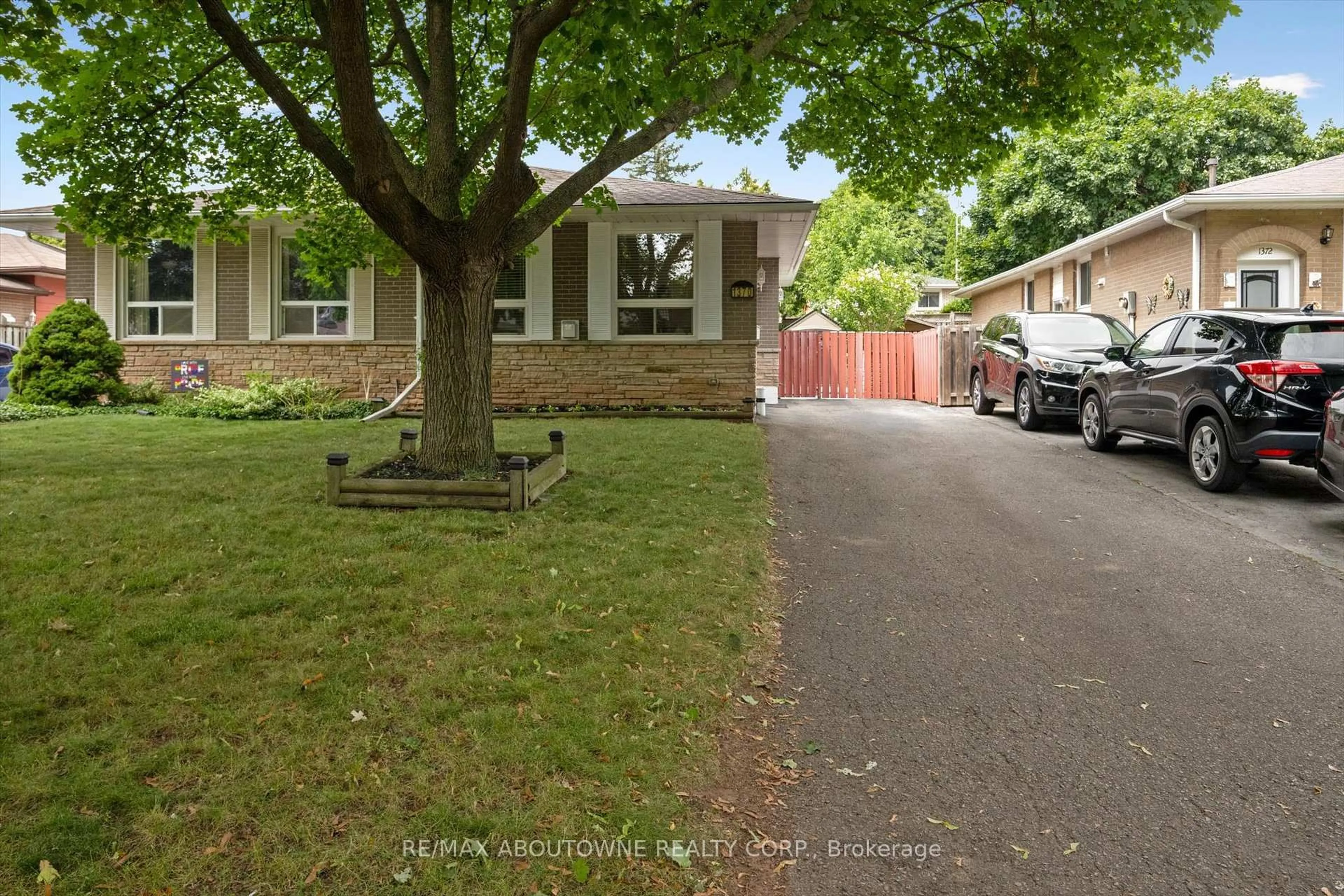 A pic from outside/outdoor area/front of a property/back of a property/a pic from drone, street for 1370 Roylen Rd, Oakville Ontario L6H 1V4
