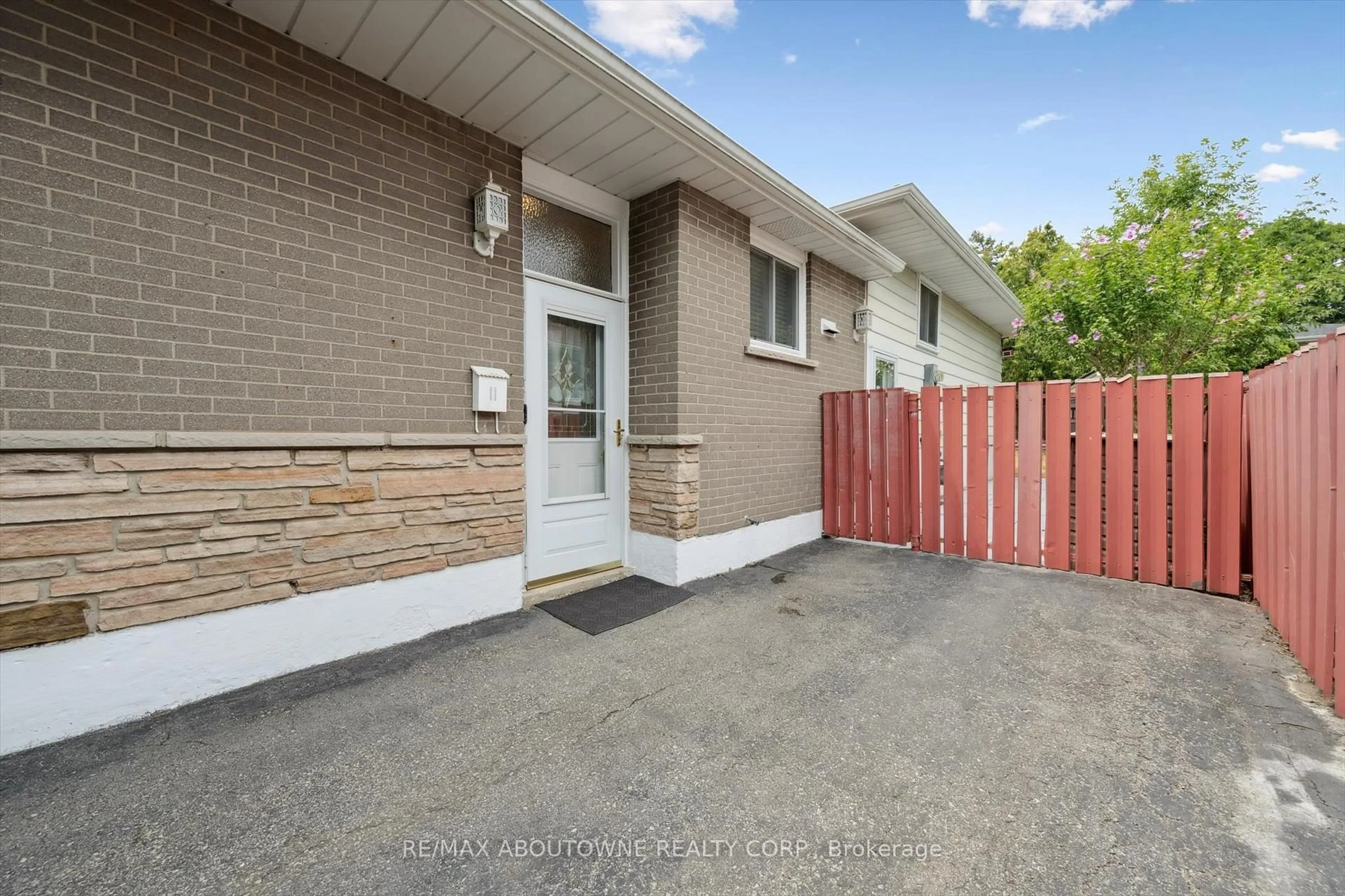 A pic from outside/outdoor area/front of a property/back of a property/a pic from drone, street for 1370 Roylen Rd, Oakville Ontario L6H 1V4