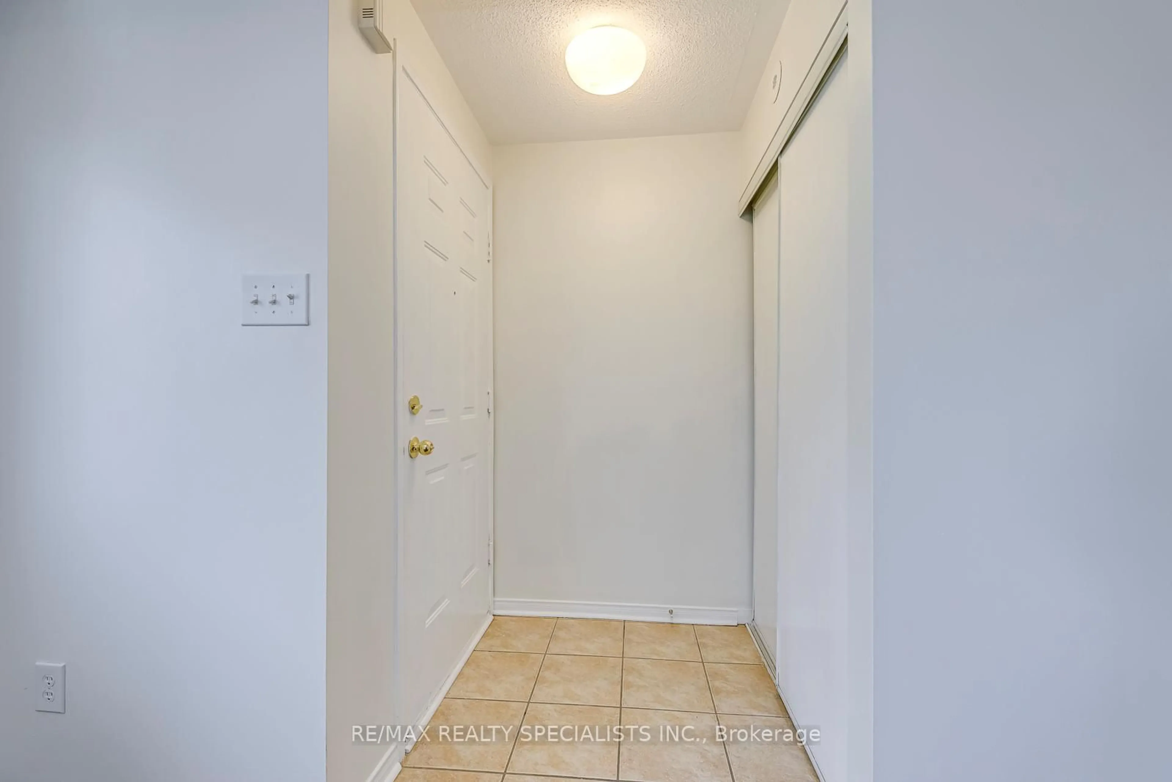 Indoor entryway for 4975 Southampton Dr #337, Mississauga Ontario L5M 8C9