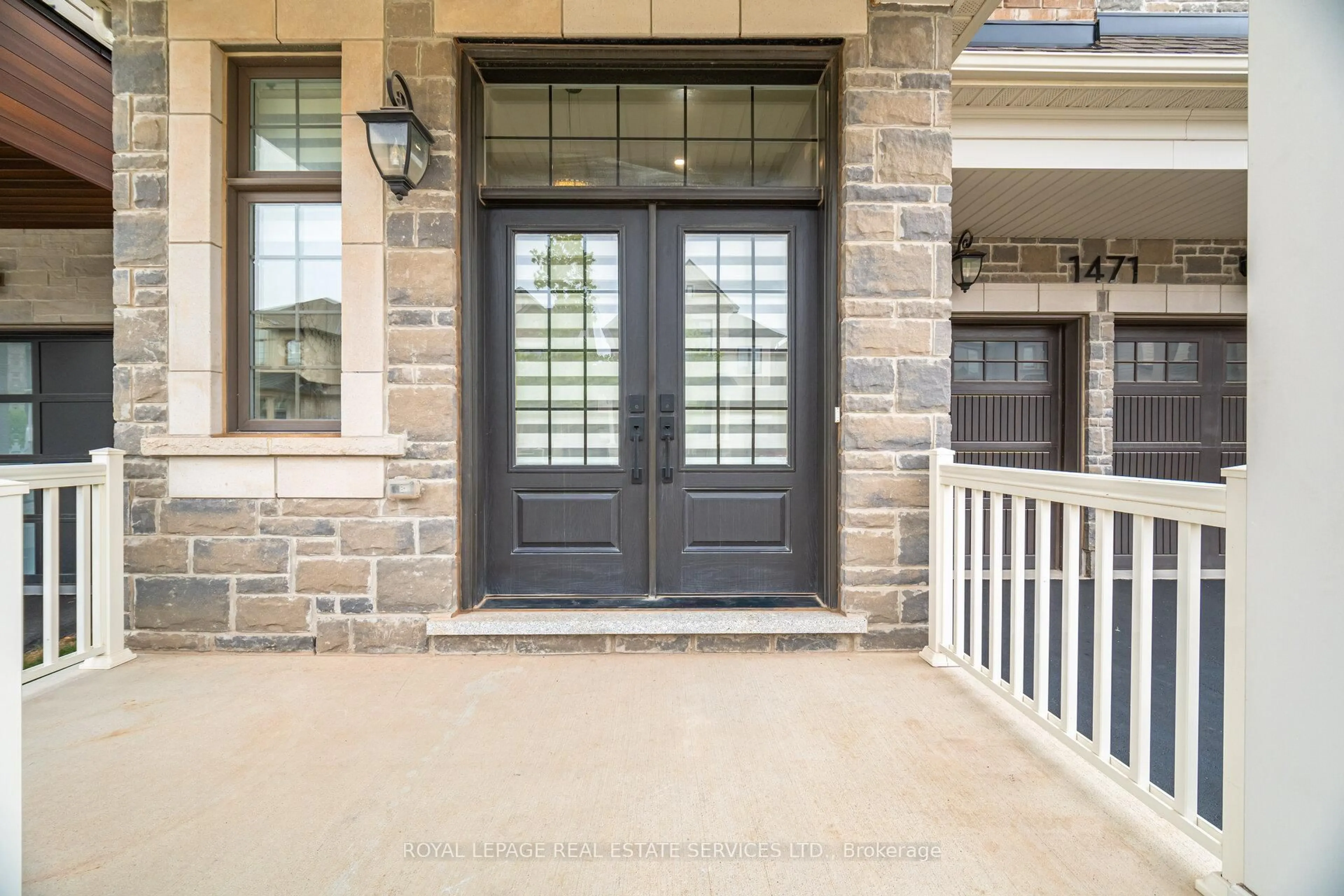 Indoor entryway for 1471 Everest Cres, Oakville Ontario L6H 3S4
