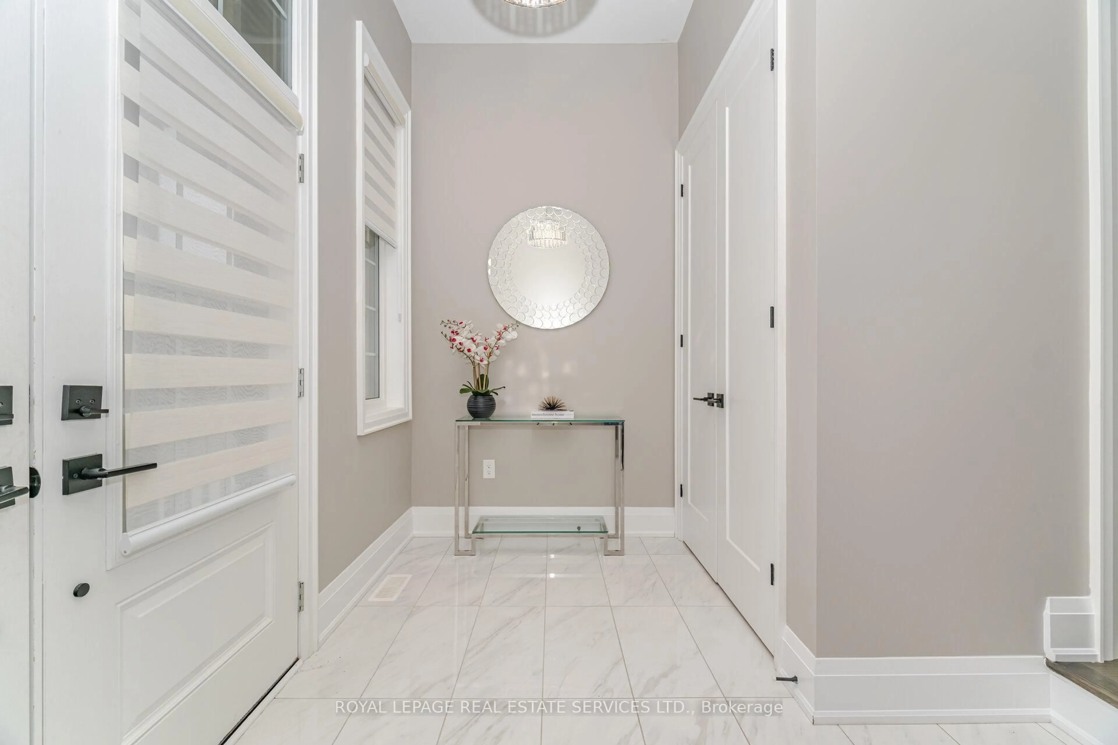 Indoor entryway for 1471 Everest Cres, Oakville Ontario L6H 3S4