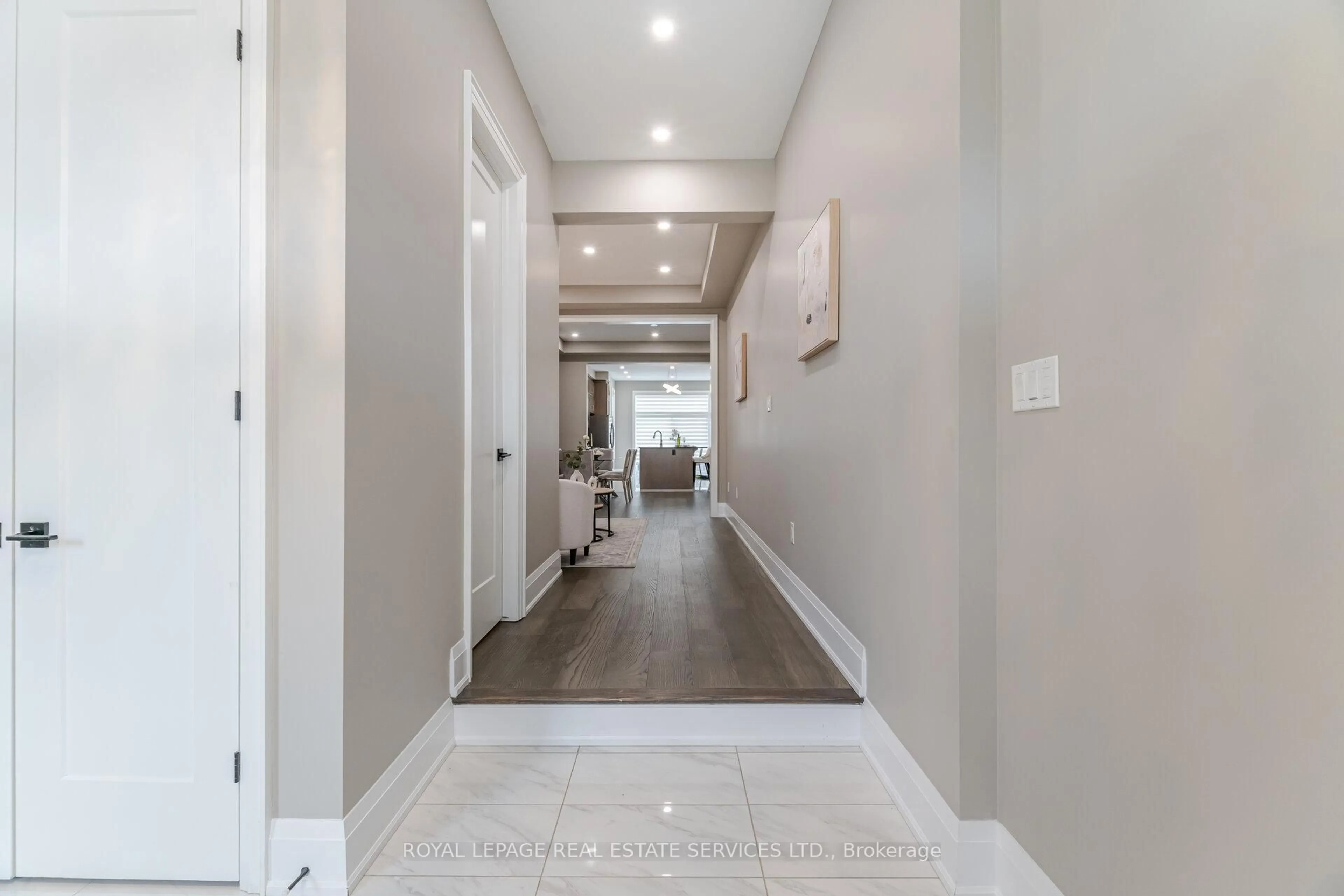 Indoor entryway for 1471 Everest Cres, Oakville Ontario L6H 3S4