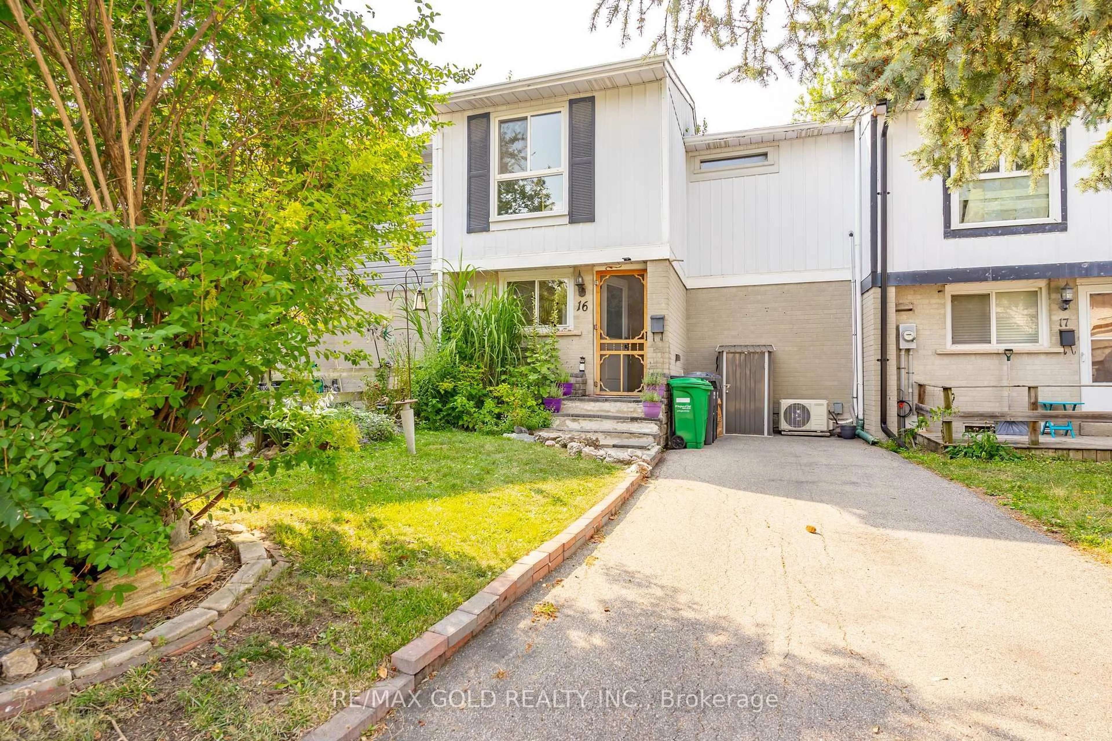 Unknown for 16 Gatsby Sq, Brampton Ontario L6S 2H4