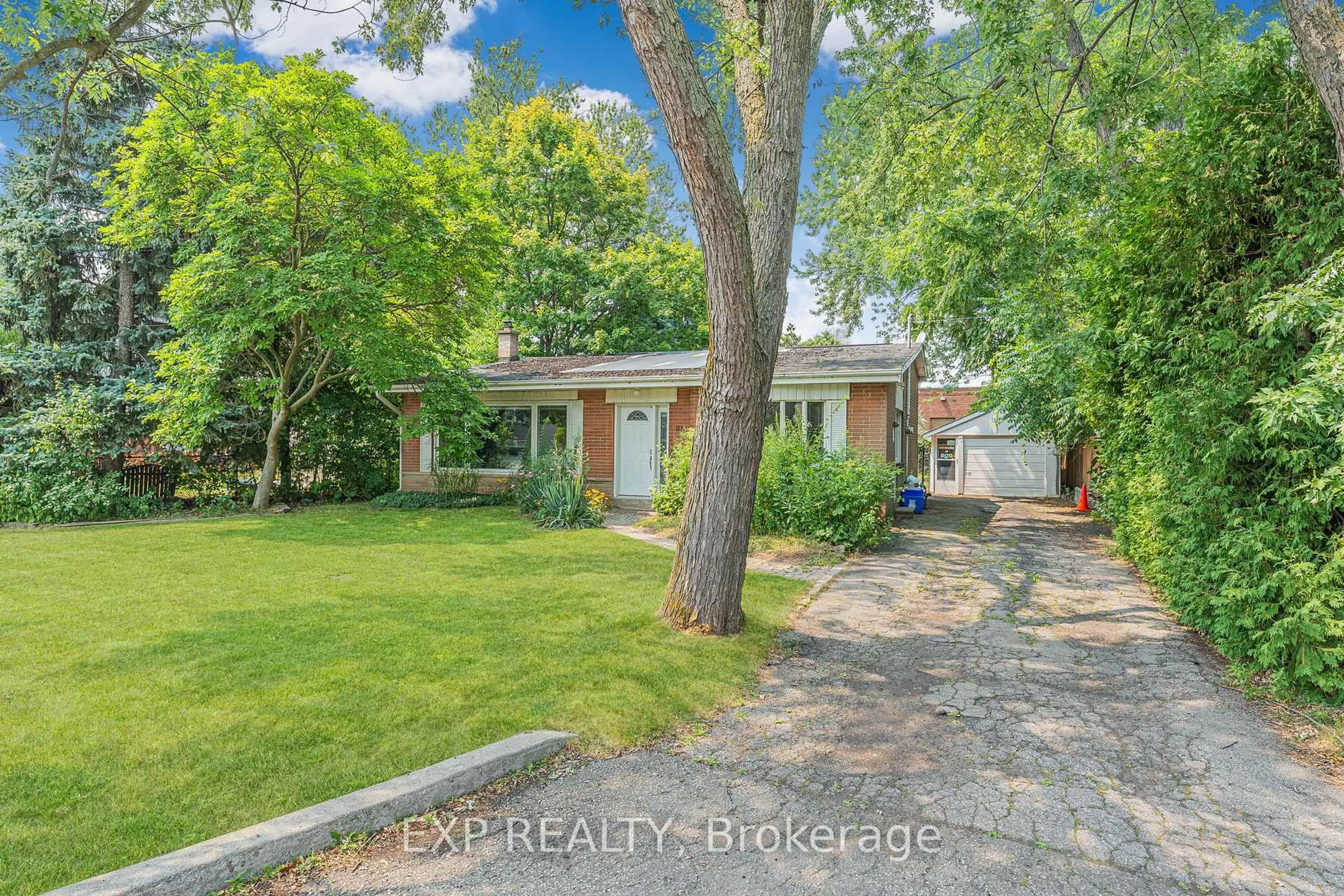 A pic from outside/outdoor area/front of a property/back of a property/a pic from drone, street for 611 Pinegrove Rd, Oakville Ontario L6K 2C5