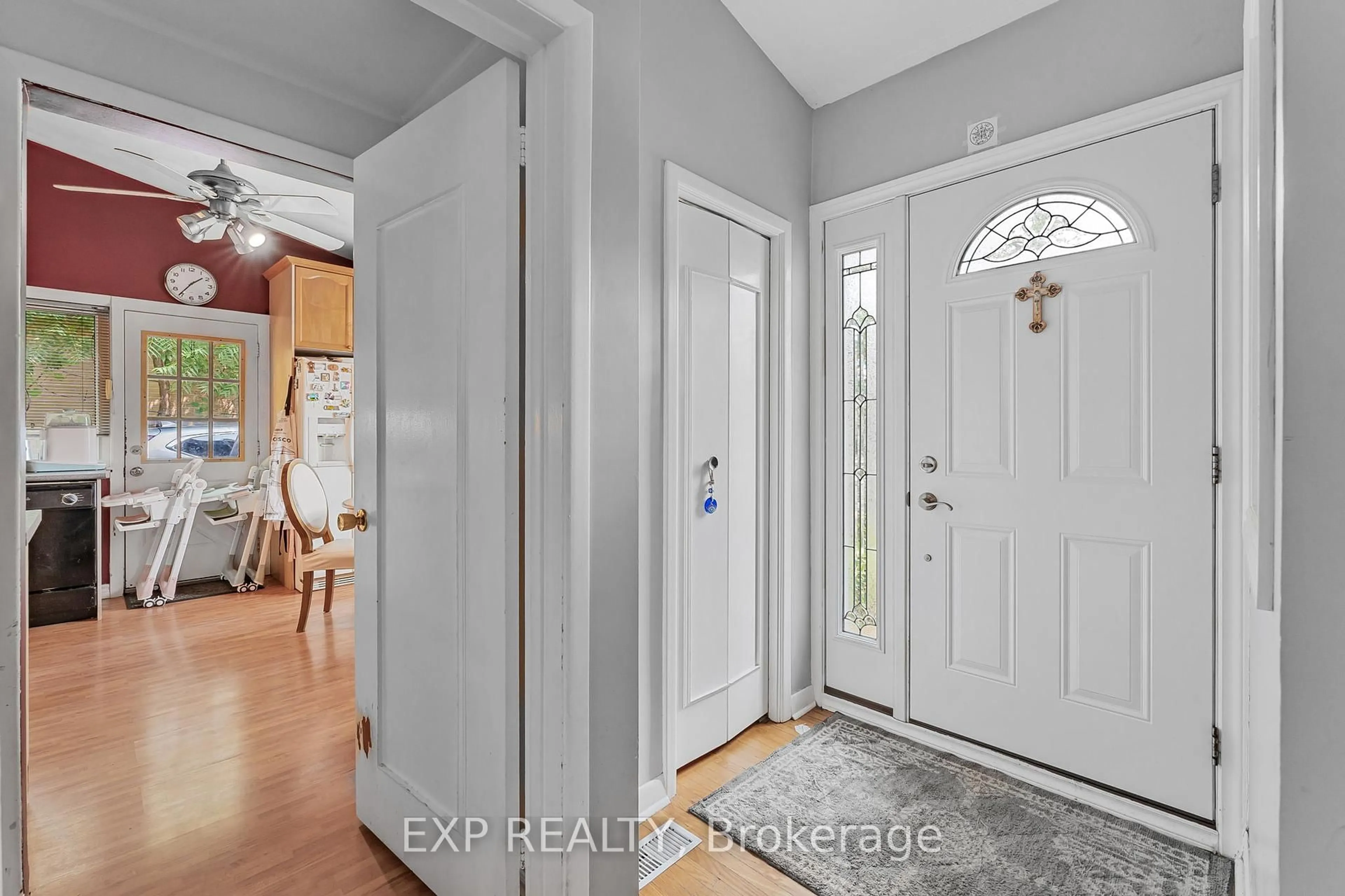 Indoor entryway for 611 Pinegrove Rd, Oakville Ontario L6K 2C5