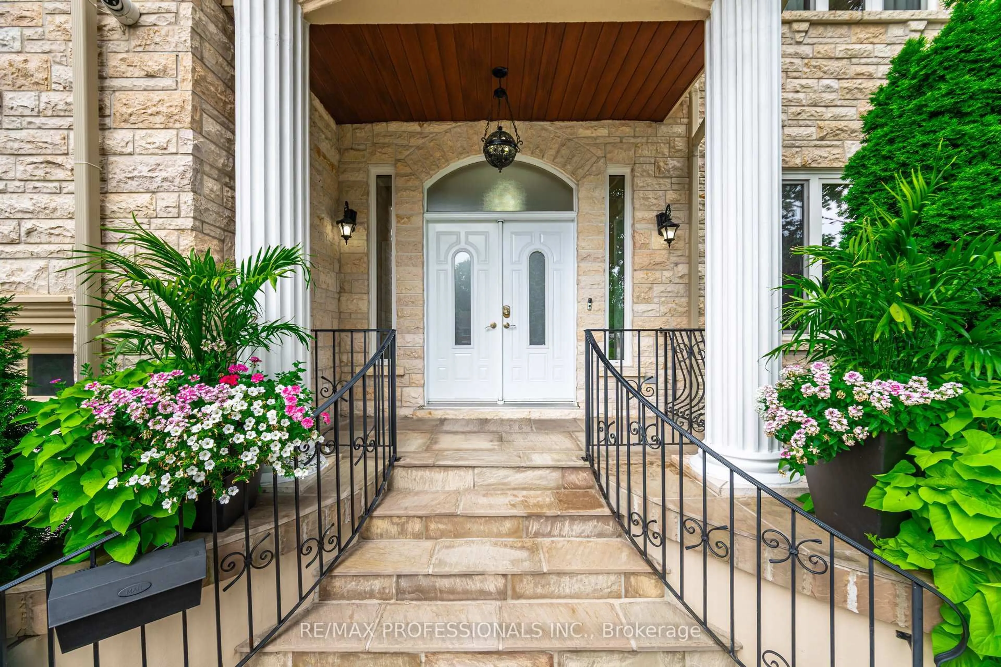 Indoor entryway for 2 The Keanegate, Toronto Ontario M9B 2B4