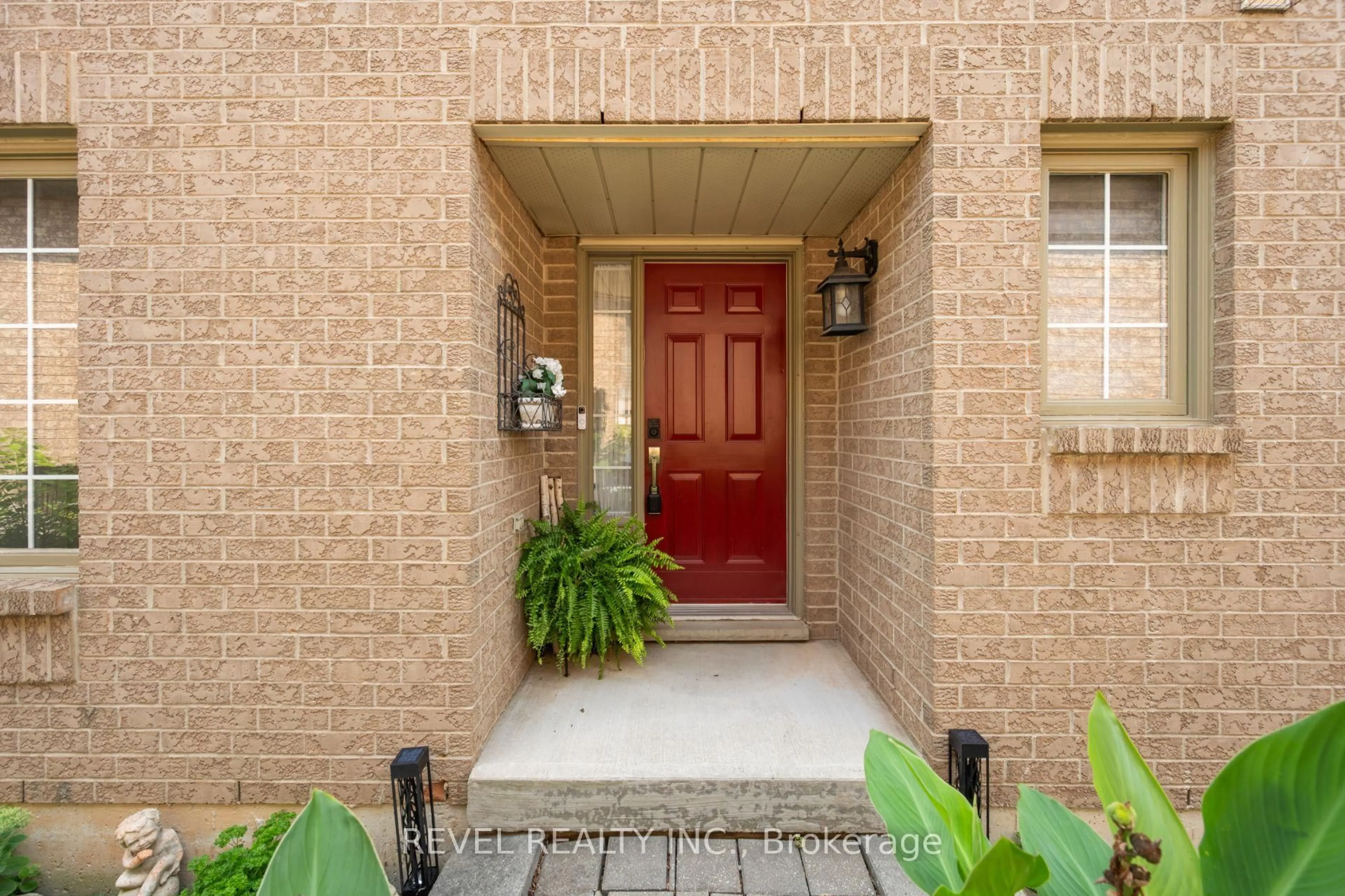 Indoor entryway for 1150 Skyview Dr #48, Burlington Ontario L7P 4X5