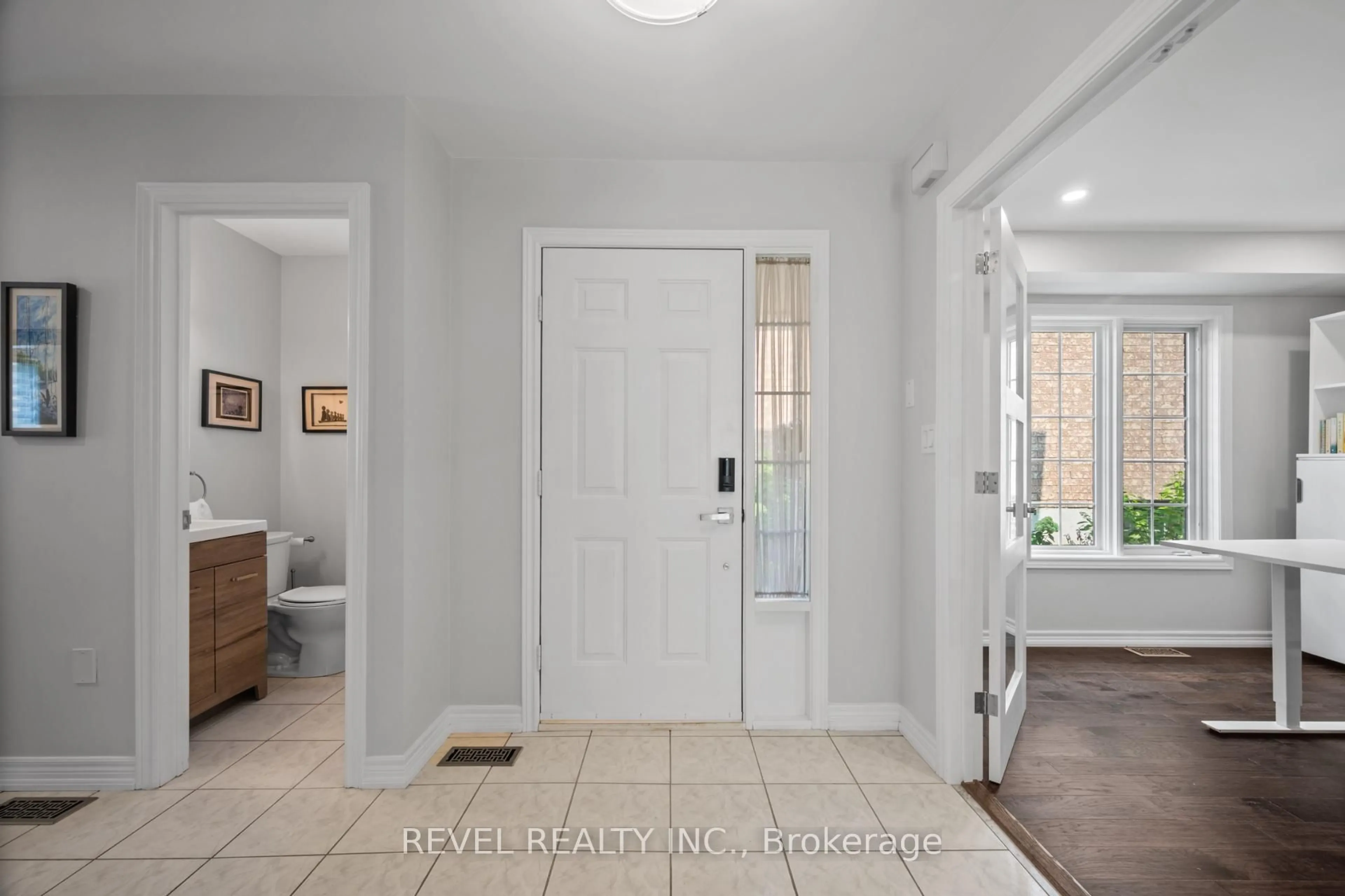 Indoor entryway for 1150 Skyview Dr #48, Burlington Ontario L7P 4X5