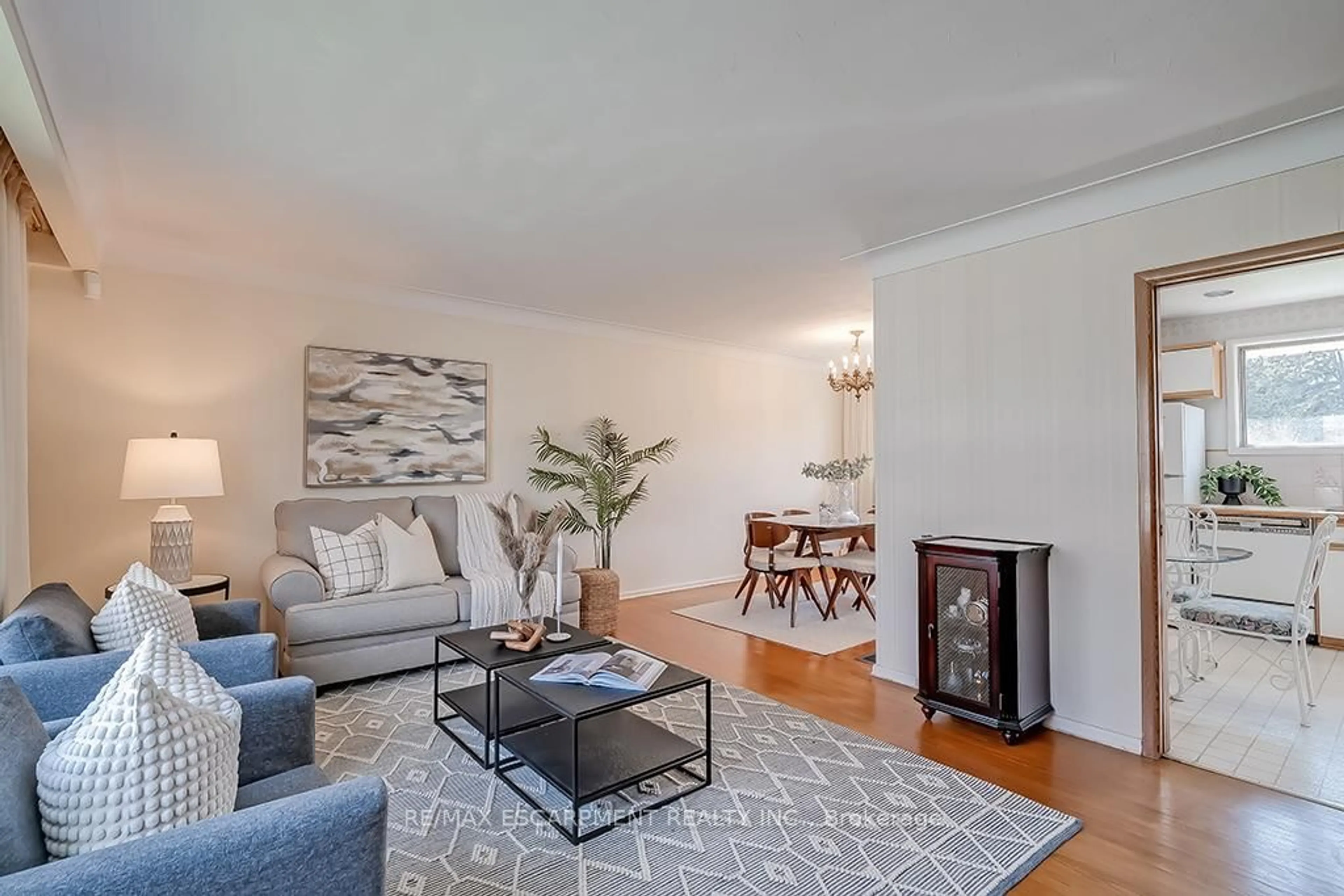 Living room with furniture, unknown for 363 East Side Cres, Burlington Ontario L7R 3G8