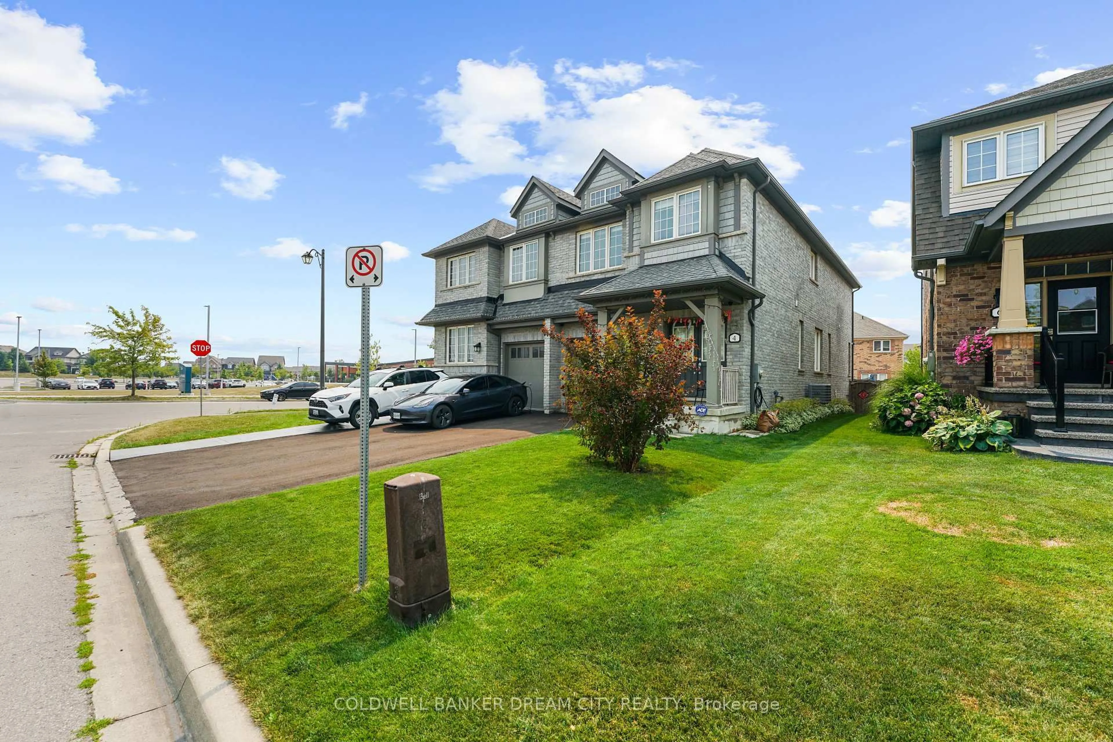 A pic from outside/outdoor area/front of a property/back of a property/a pic from drone, street for 4 Autumn Arbour Rd, Caledon Ontario L7C 3M7