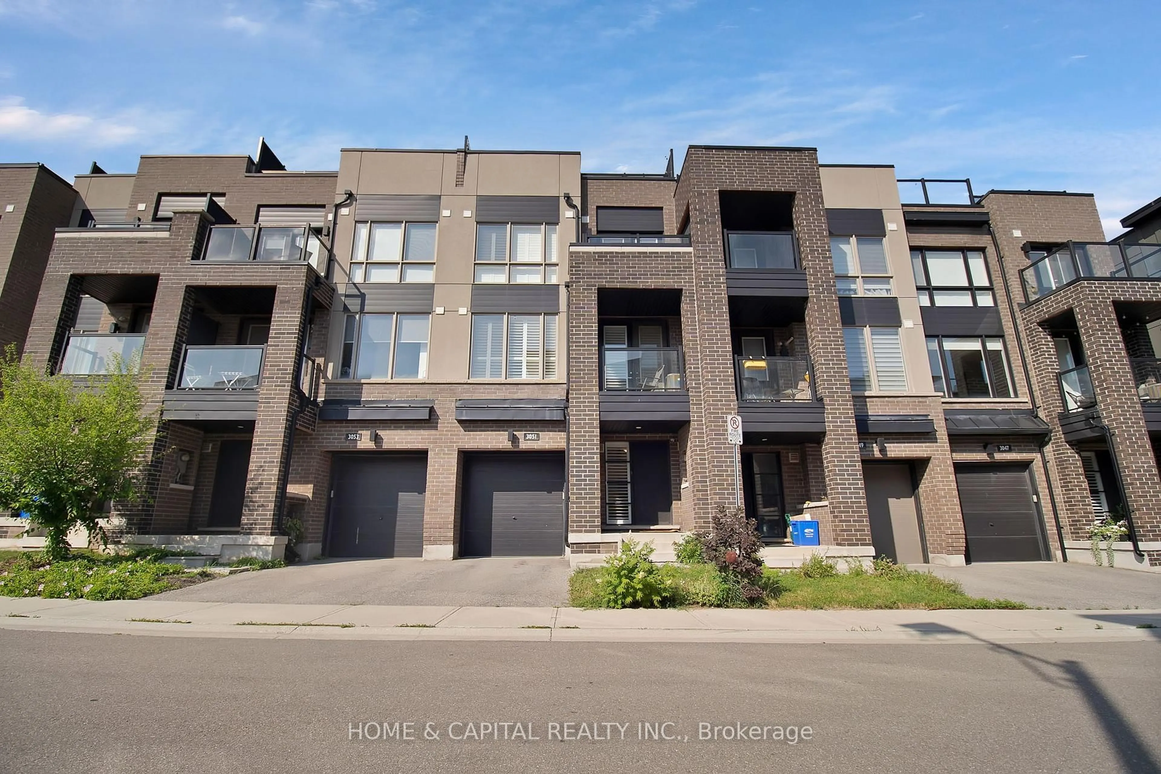A pic from outside/outdoor area/front of a property/back of a property/a pic from drone, street for 3051 BLACKTUSK Common, Oakville Ontario L6H 0R9