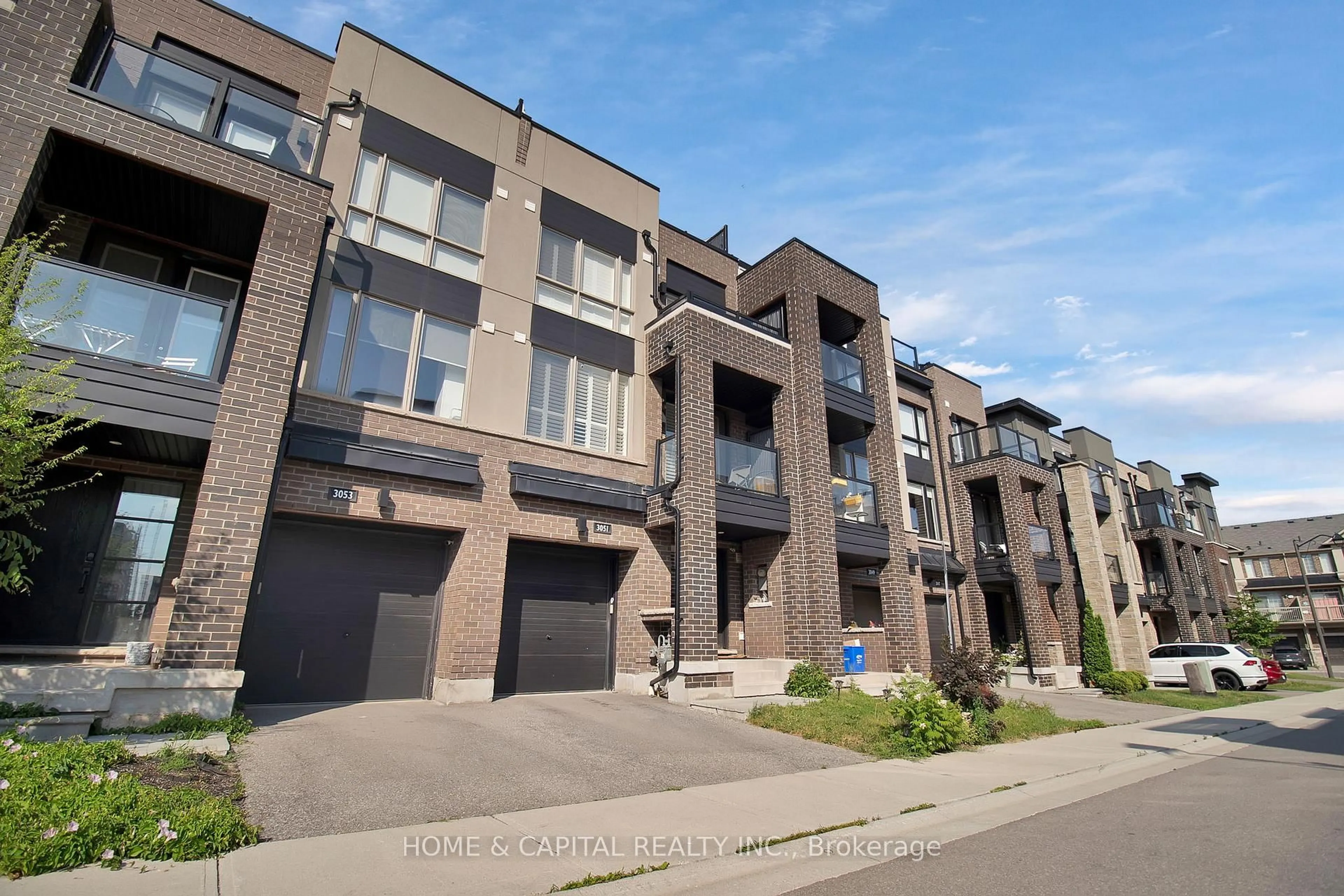 A pic from outside/outdoor area/front of a property/back of a property/a pic from drone, street for 3051 BLACKTUSK Common, Oakville Ontario L6H 0R9