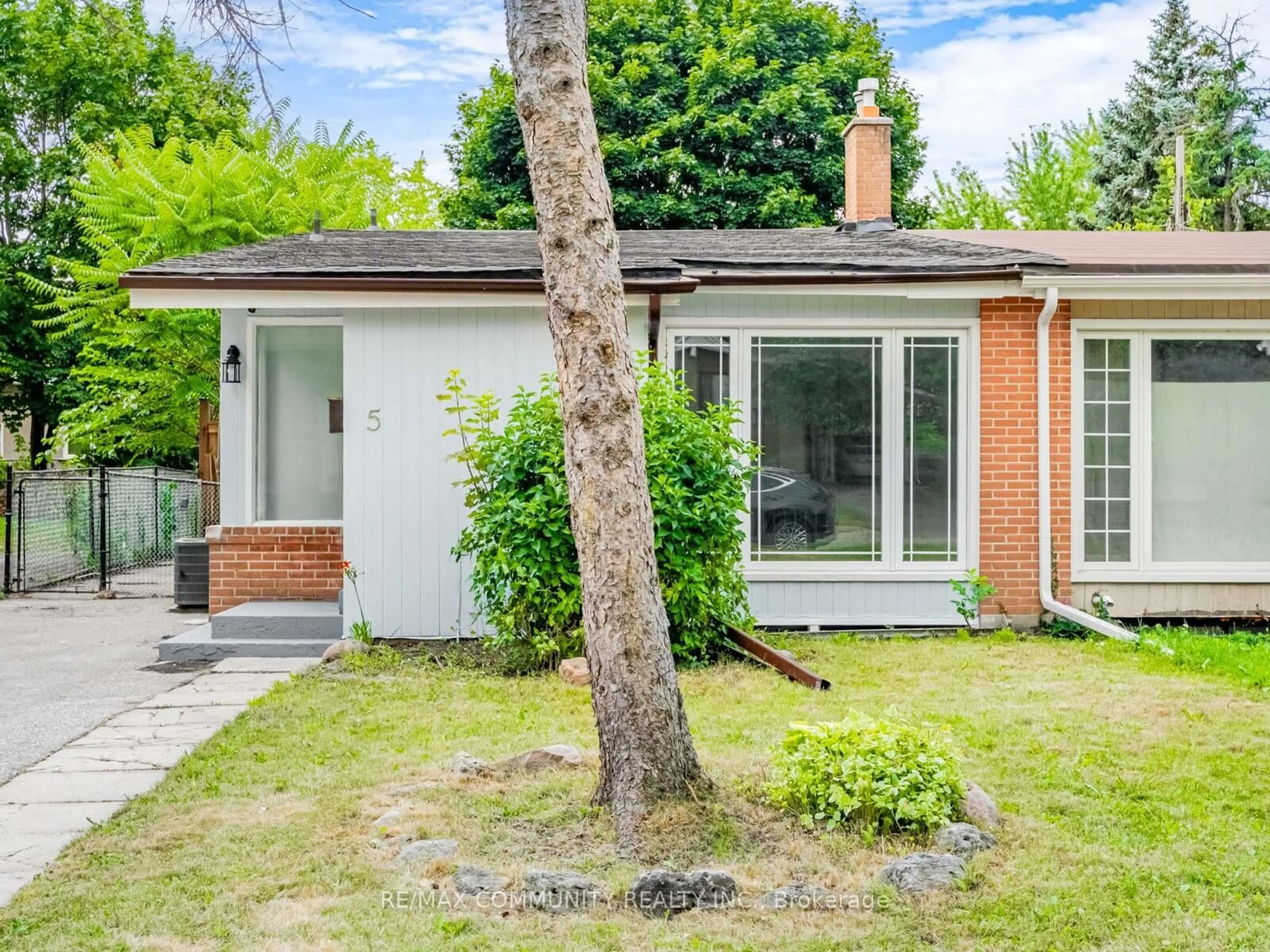 Home with brick exterior material, street for 5 Langwith Crt, Brampton Ontario L6Y 1Z9