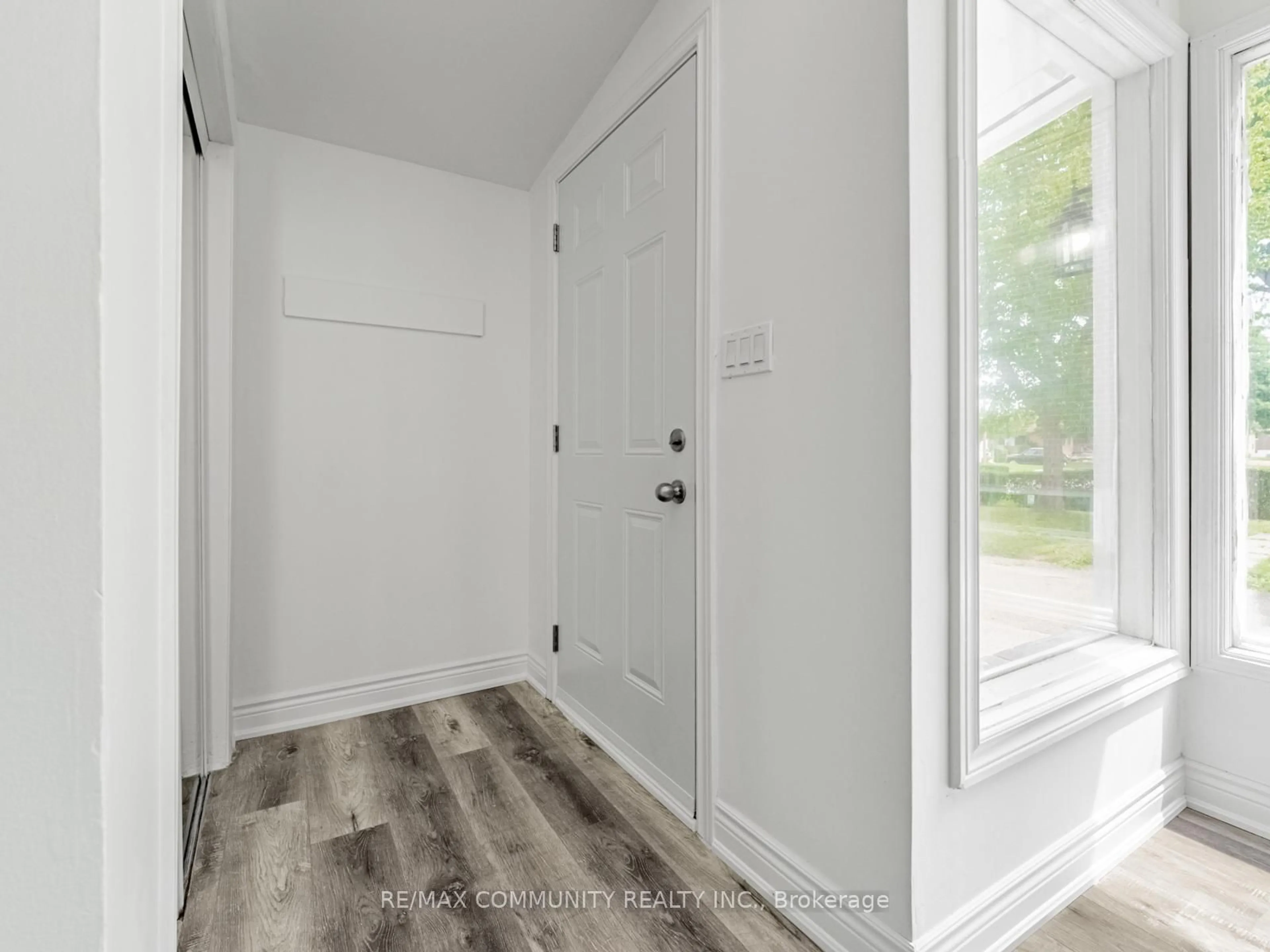 Indoor entryway for 5 Langwith Crt, Brampton Ontario L6Y 1Z9