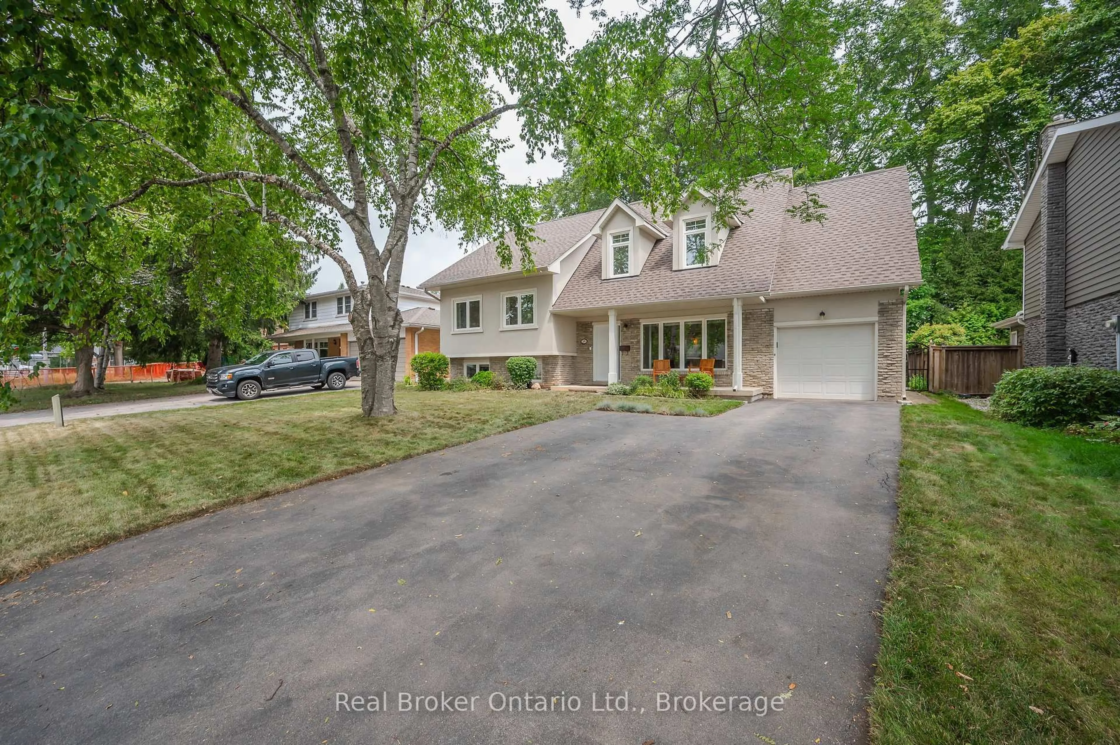 A pic from outside/outdoor area/front of a property/back of a property/a pic from drone, street for 285 Surrey Dr, Oakville Ontario L6L 3T6