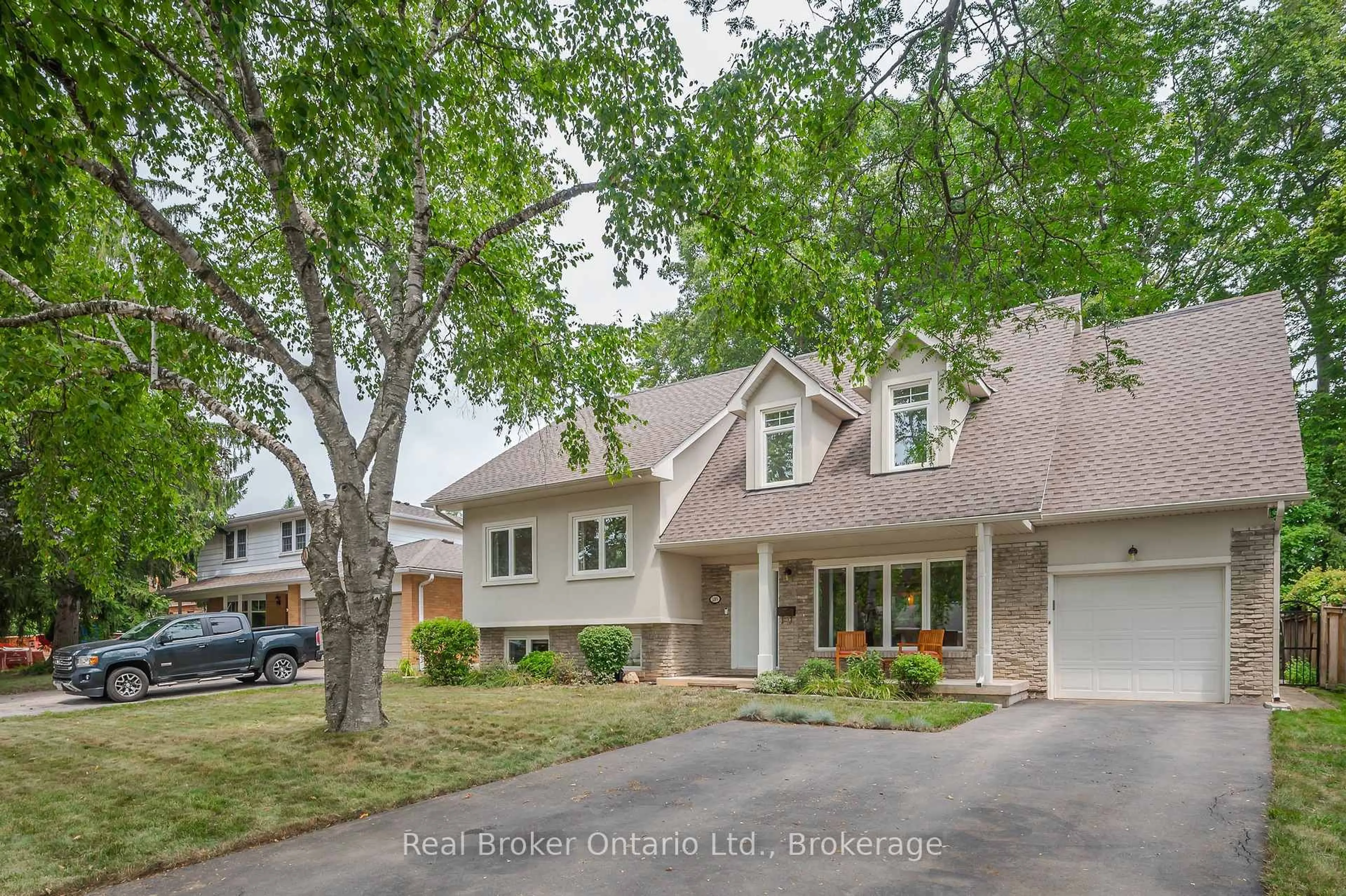 Home with vinyl exterior material, street for 285 Surrey Dr, Oakville Ontario L6L 3T6