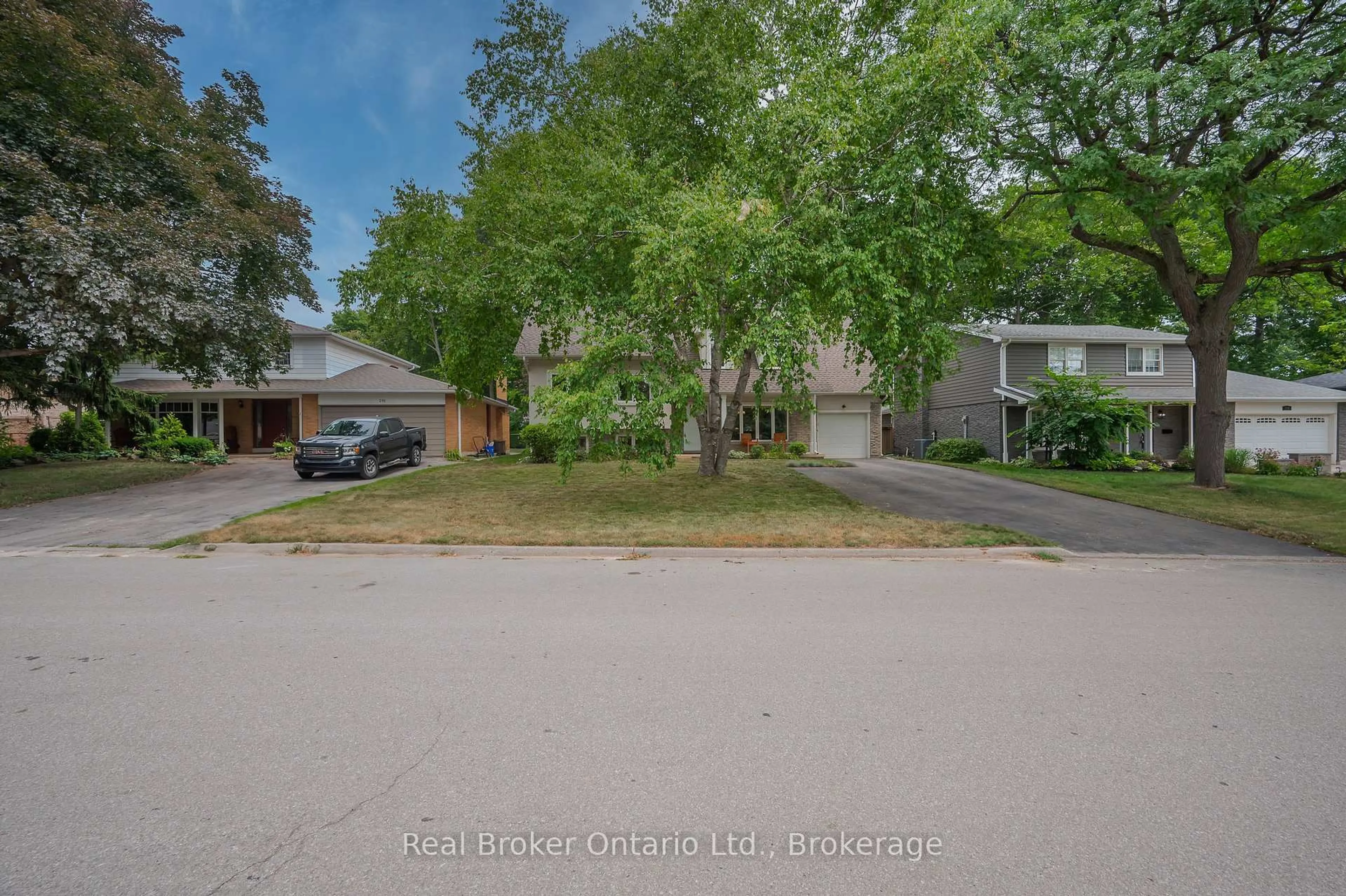 A pic from outside/outdoor area/front of a property/back of a property/a pic from drone, street for 285 Surrey Dr, Oakville Ontario L6L 3T6