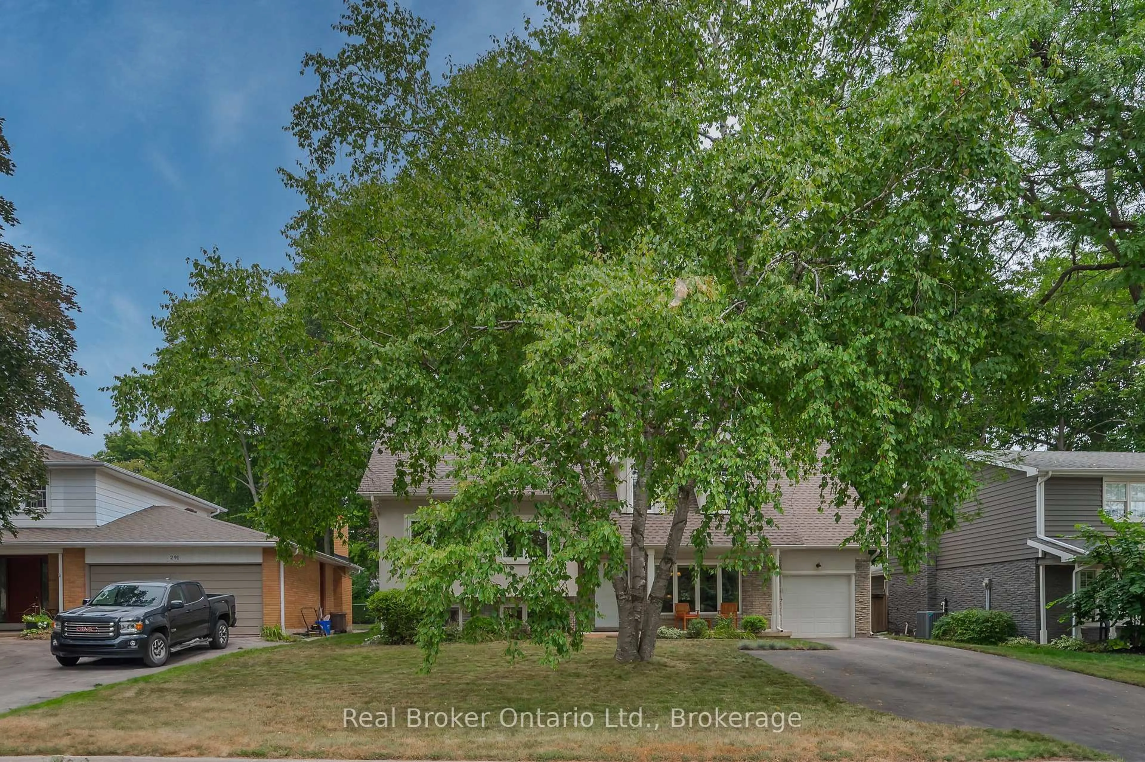 A pic from outside/outdoor area/front of a property/back of a property/a pic from drone, street for 285 Surrey Dr, Oakville Ontario L6L 3T6