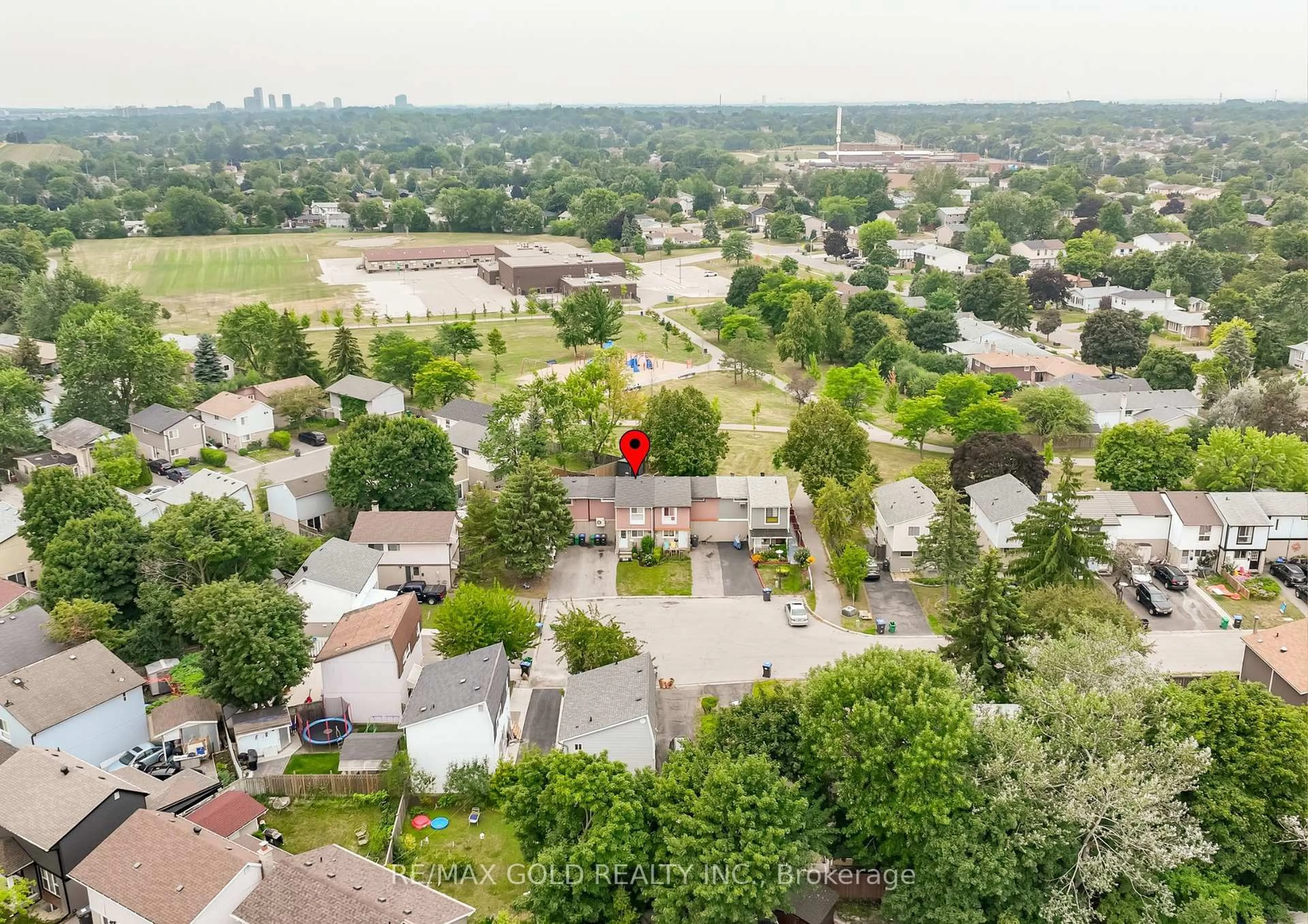 A pic from outside/outdoor area/front of a property/back of a property/a pic from drone, city buildings view from balcony for 11 Greenfield Sq, Brampton Ontario L6S 2J3
