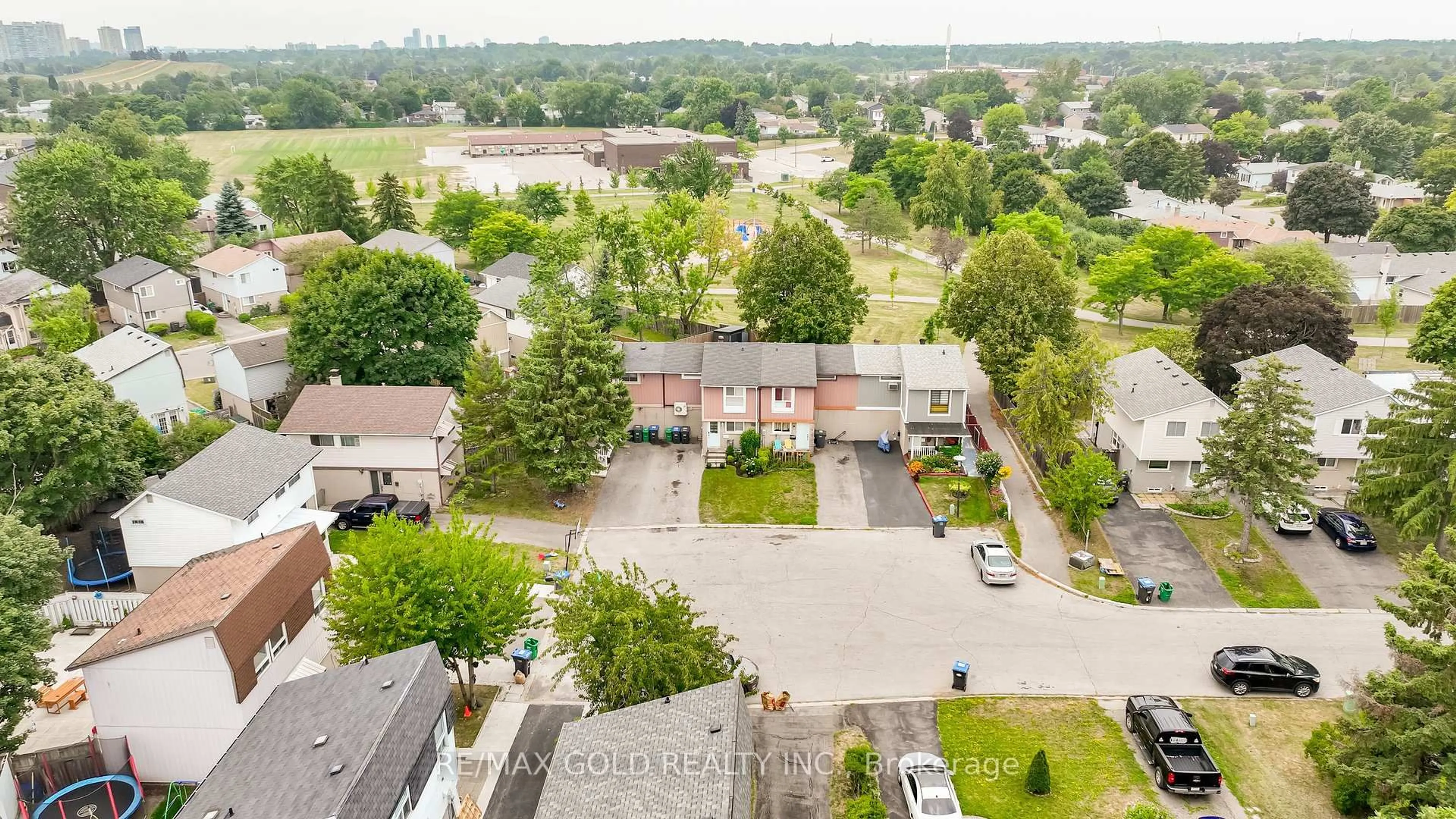 A pic from outside/outdoor area/front of a property/back of a property/a pic from drone, city buildings view from balcony for 11 Greenfield Sq, Brampton Ontario L6S 2J3