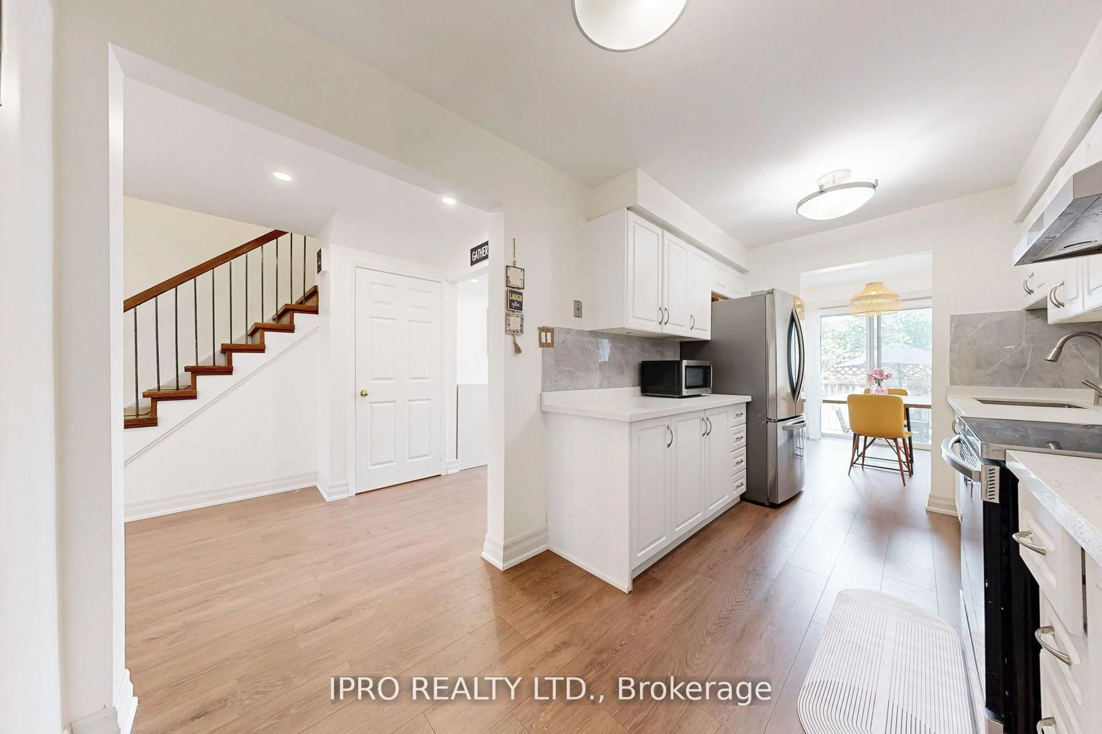 Open concept kitchen, wood/laminate floor for 2355 Fifth Line #42, Mississauga Ontario L5K 2M8