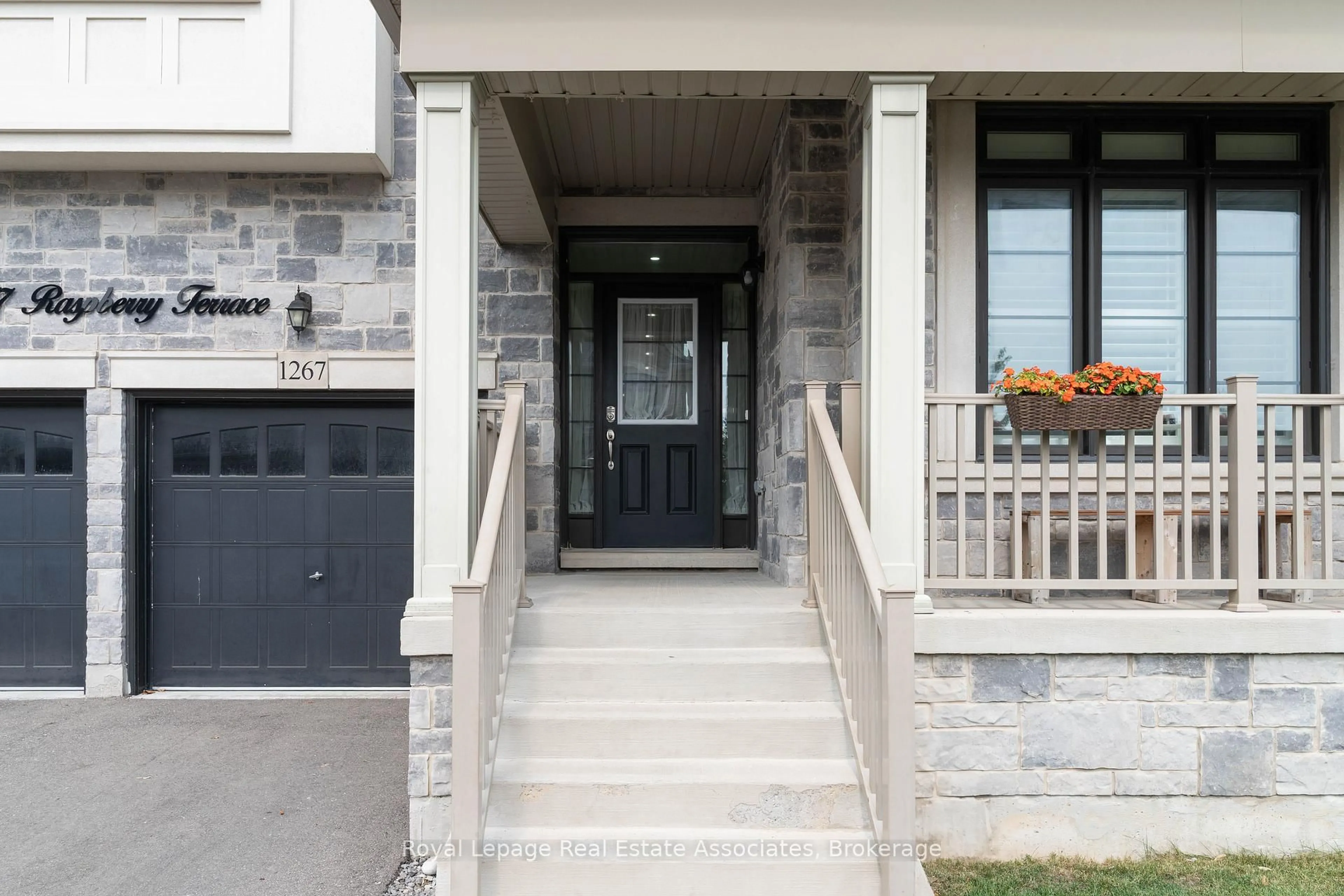 Indoor entryway for 1267 Raspberry Terr, Milton Ontario L9E 1N1