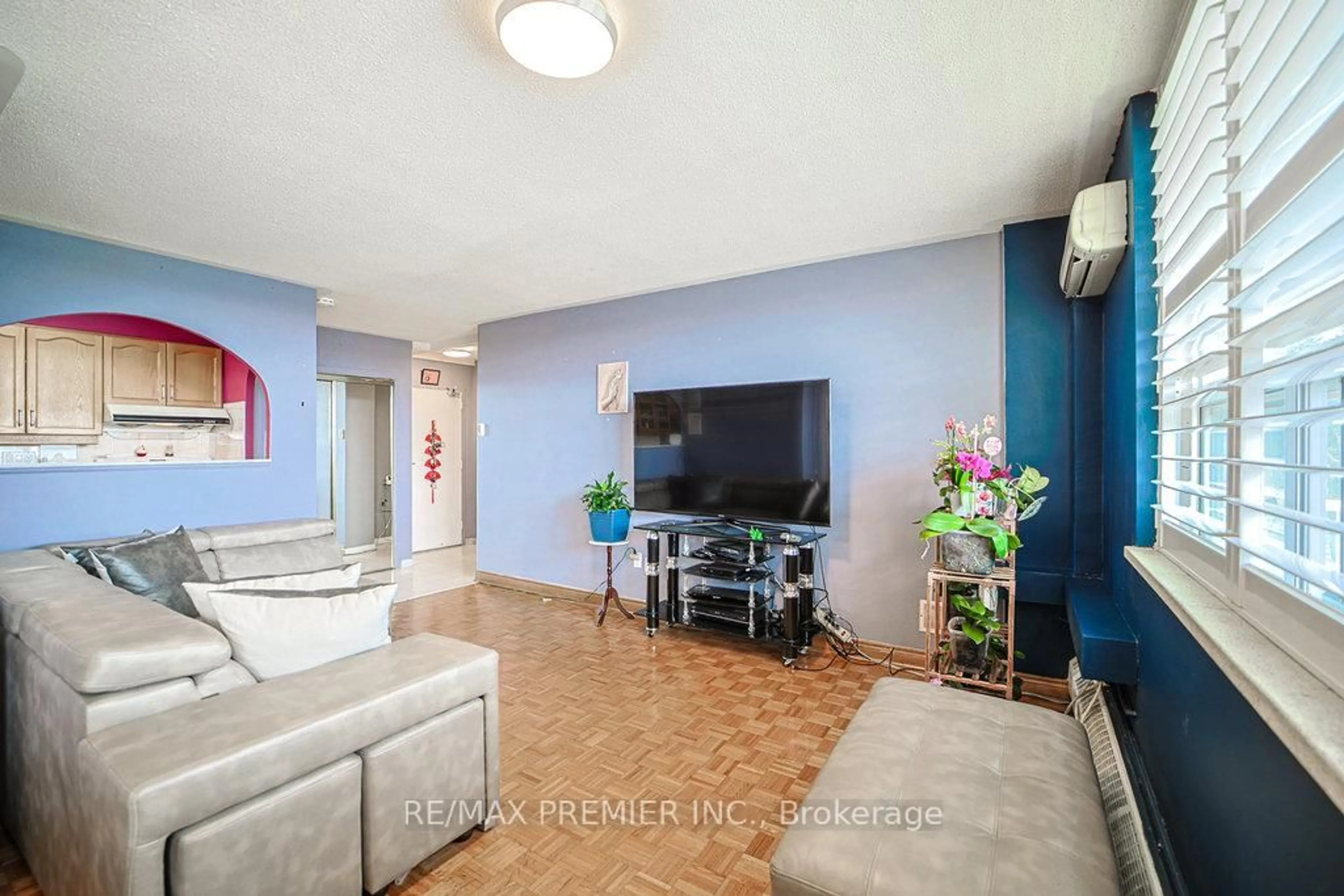 Living room with furniture, unknown for 3460 Keele St #511, Toronto Ontario M3J 1L9